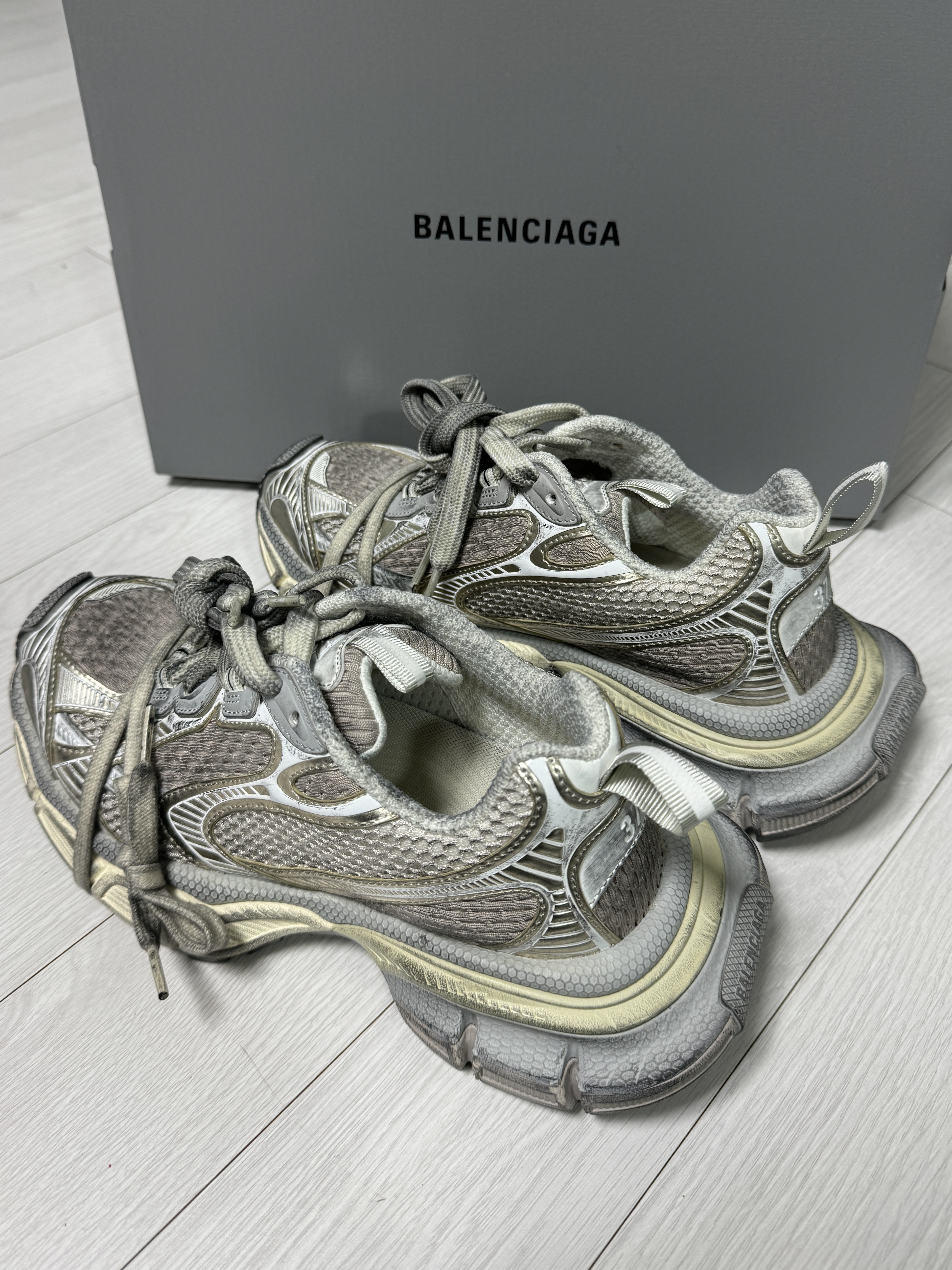 (W) Balenciaga 3XL Sneakers Light Beige 착용 스타일 - 2