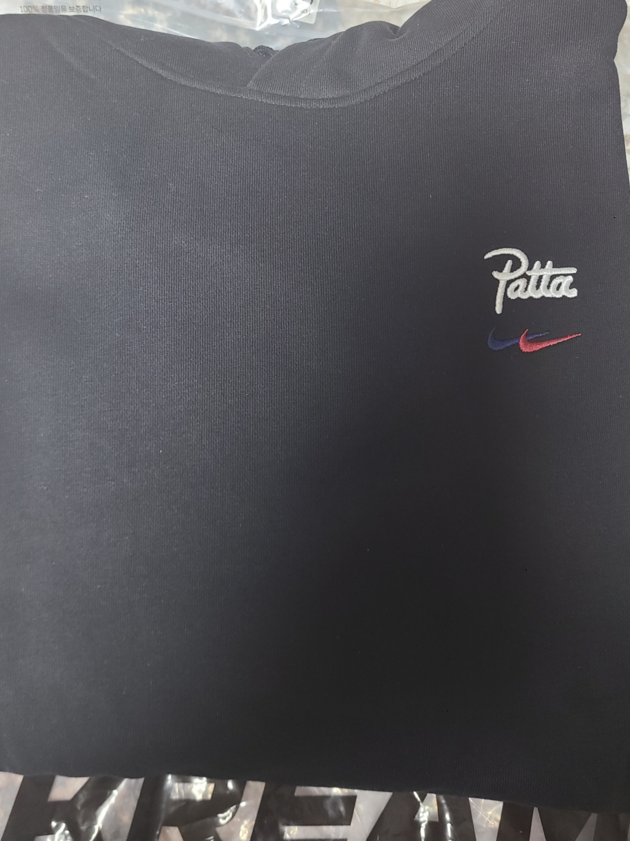 Nike x Patta x FC Barcelona Solo Swoosh Hoodie Culers del Món (FD4147-010) 착용 스타일 - 3
