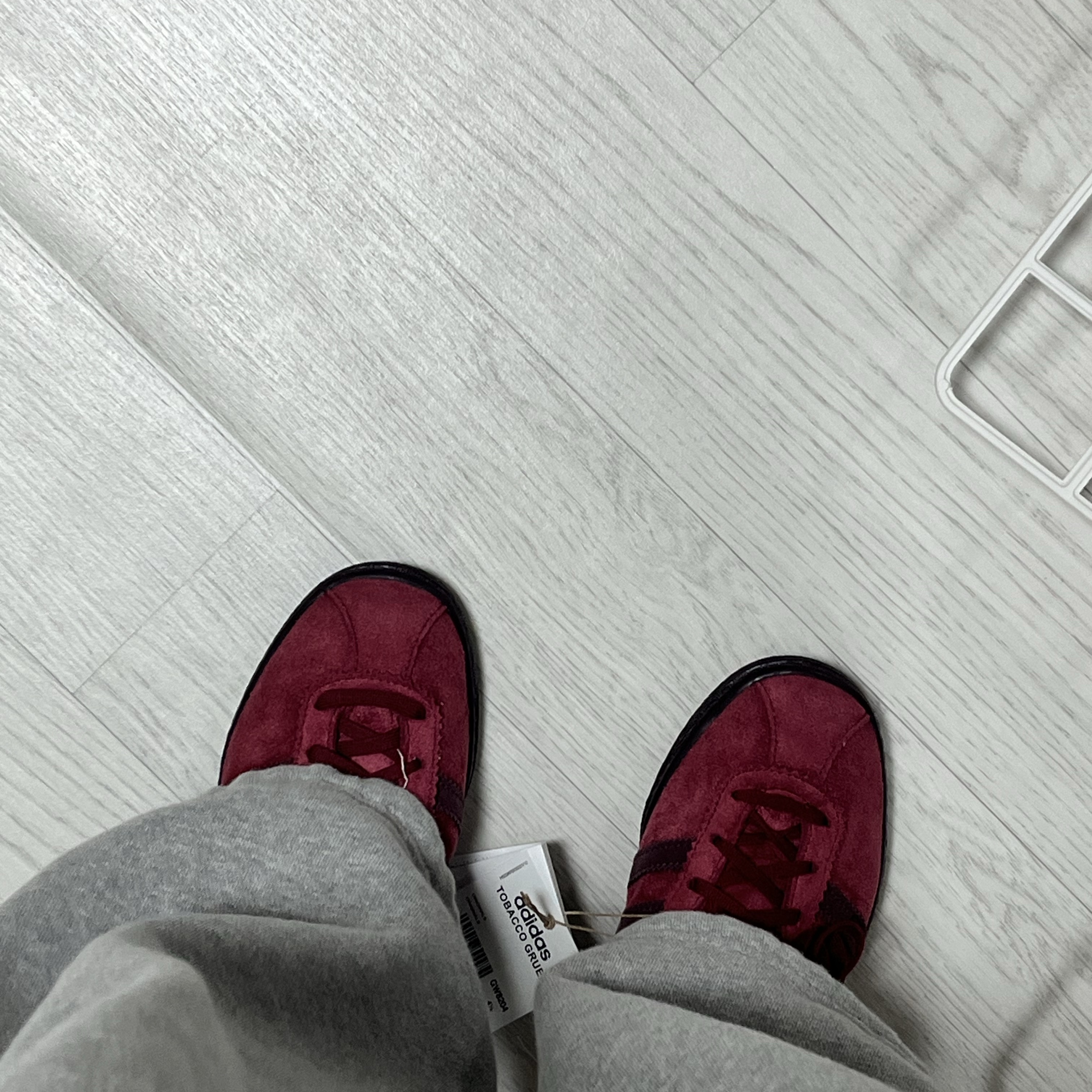 Adidas Tobacco Gruen Collegiate Burgundy 착용 스타일