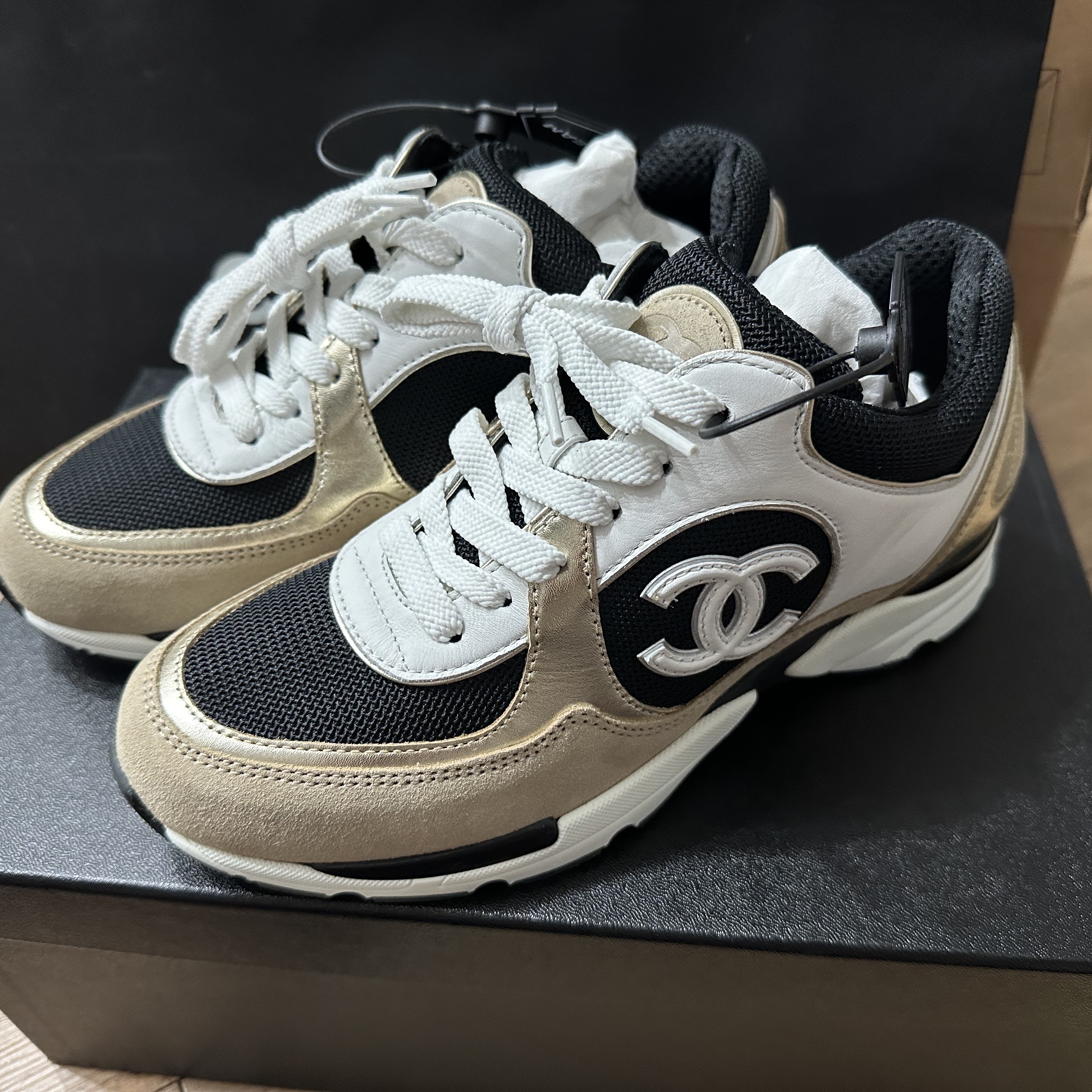 (W) Chanel Sneakers Calfskin Fabric & White Black Beige Gold 착용 스타일
