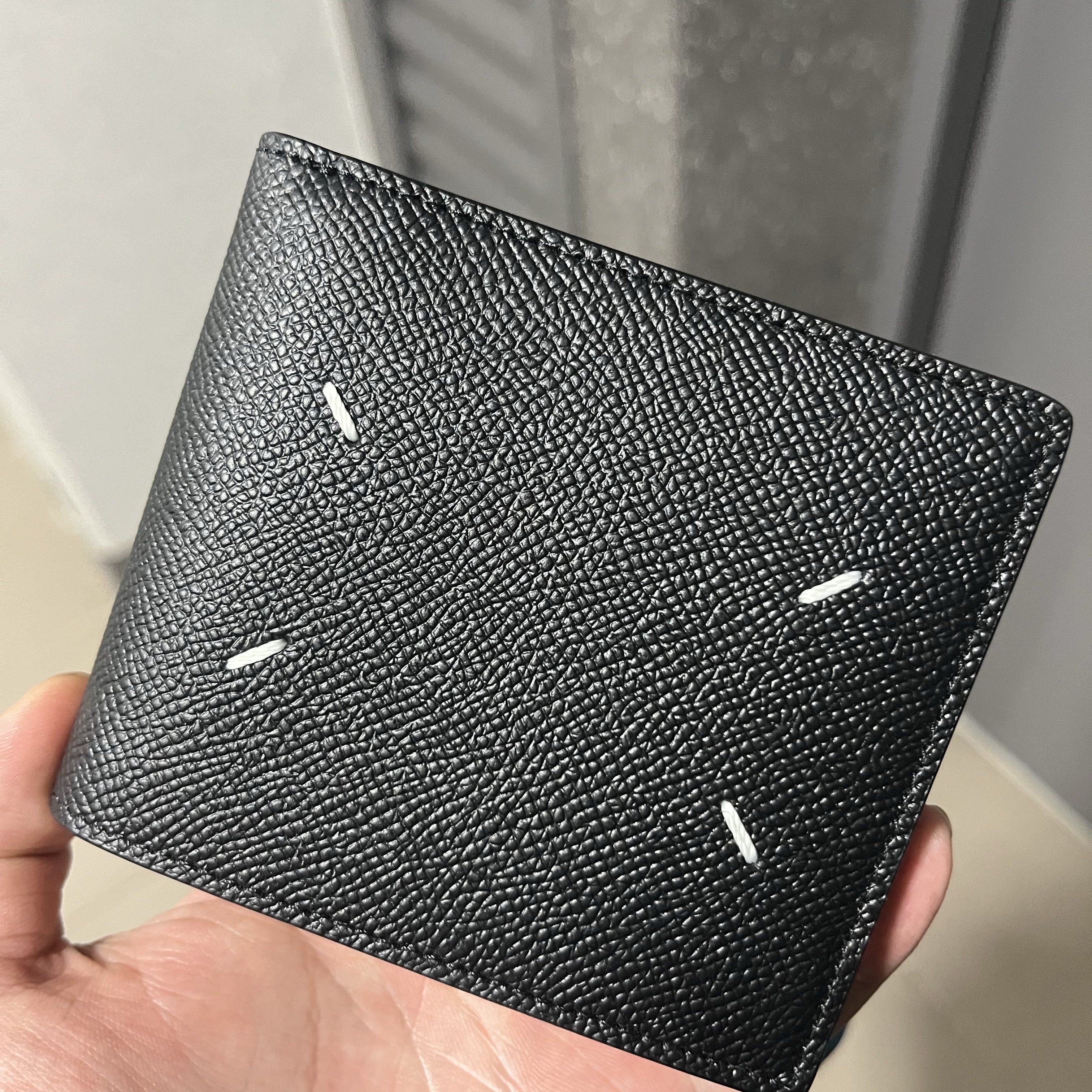 Maison Margiela Bovine Leather Bi-Fold Wallet Black 착용 스타일