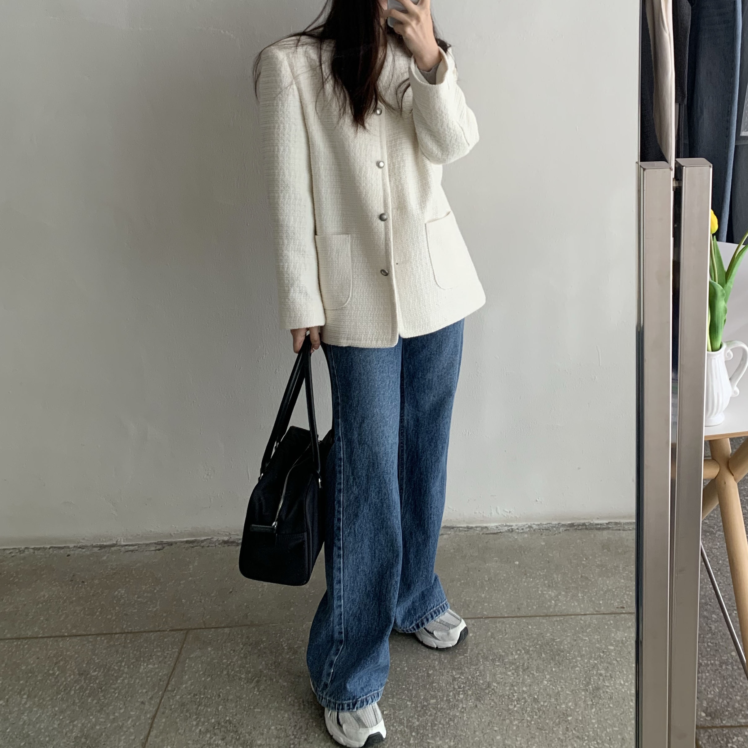 New Balance 530 White, Matin Kim Sporty Tote Bag Black 착용 스타일 - 3