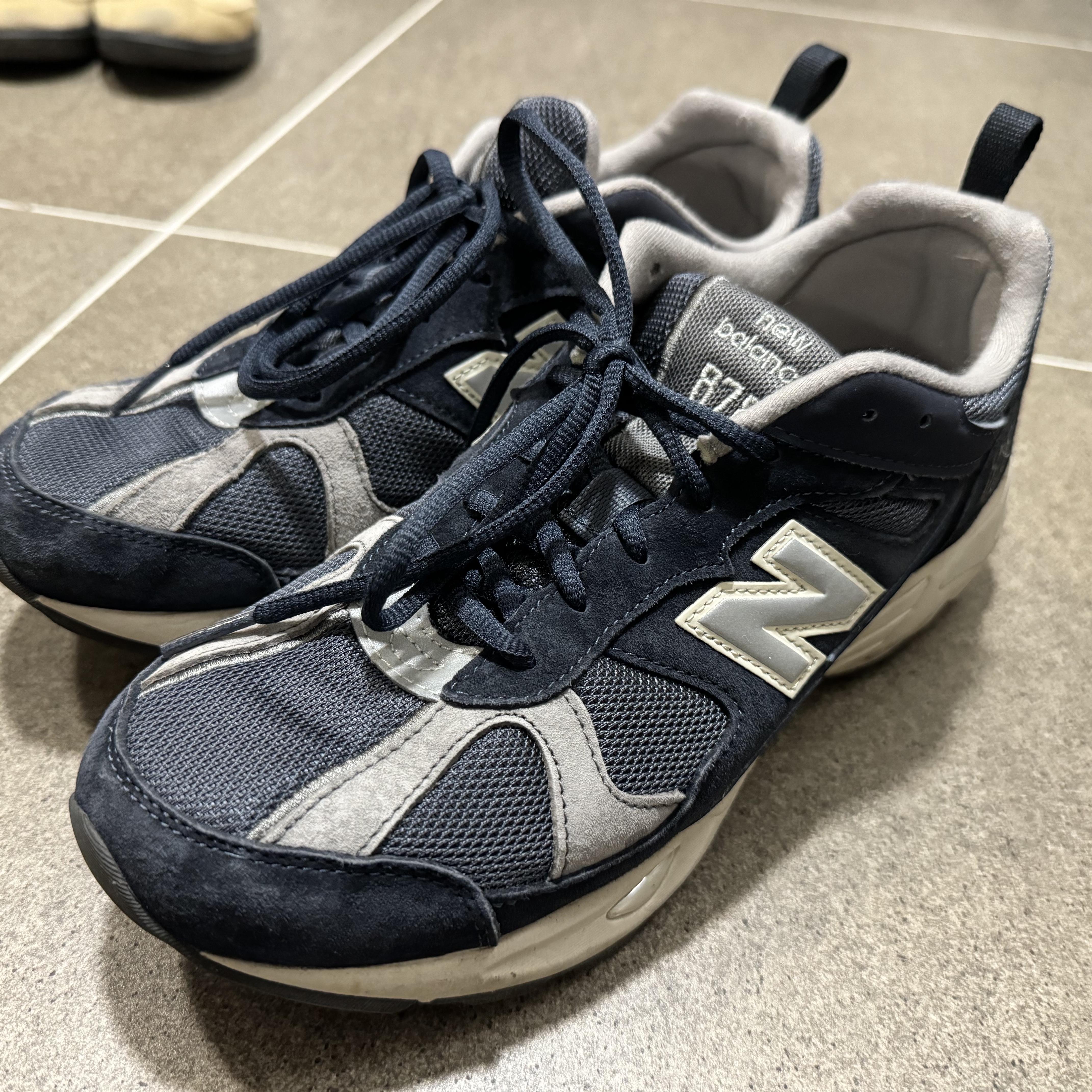 New Balance 990v2 Made in USA Black True camo, Adidas x Atmos x Daiki Tsuneta Superstar Altered Blue 착용 스타일 - 5