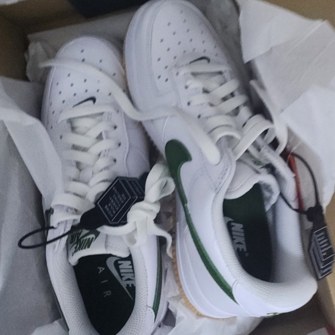 Nike Air Force 1 Low Retro Color of the Month White Forest Green 착용 스타일
