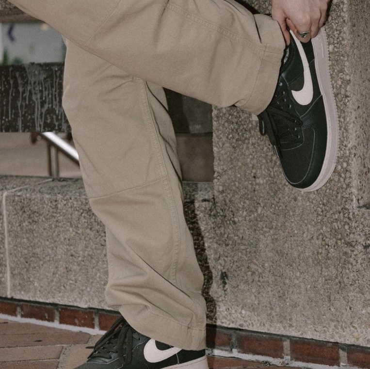Nike Air Force 1 '07 LX Sequoia, Nike Air Force 1 '07 Black White 착용 스타일 - 3
