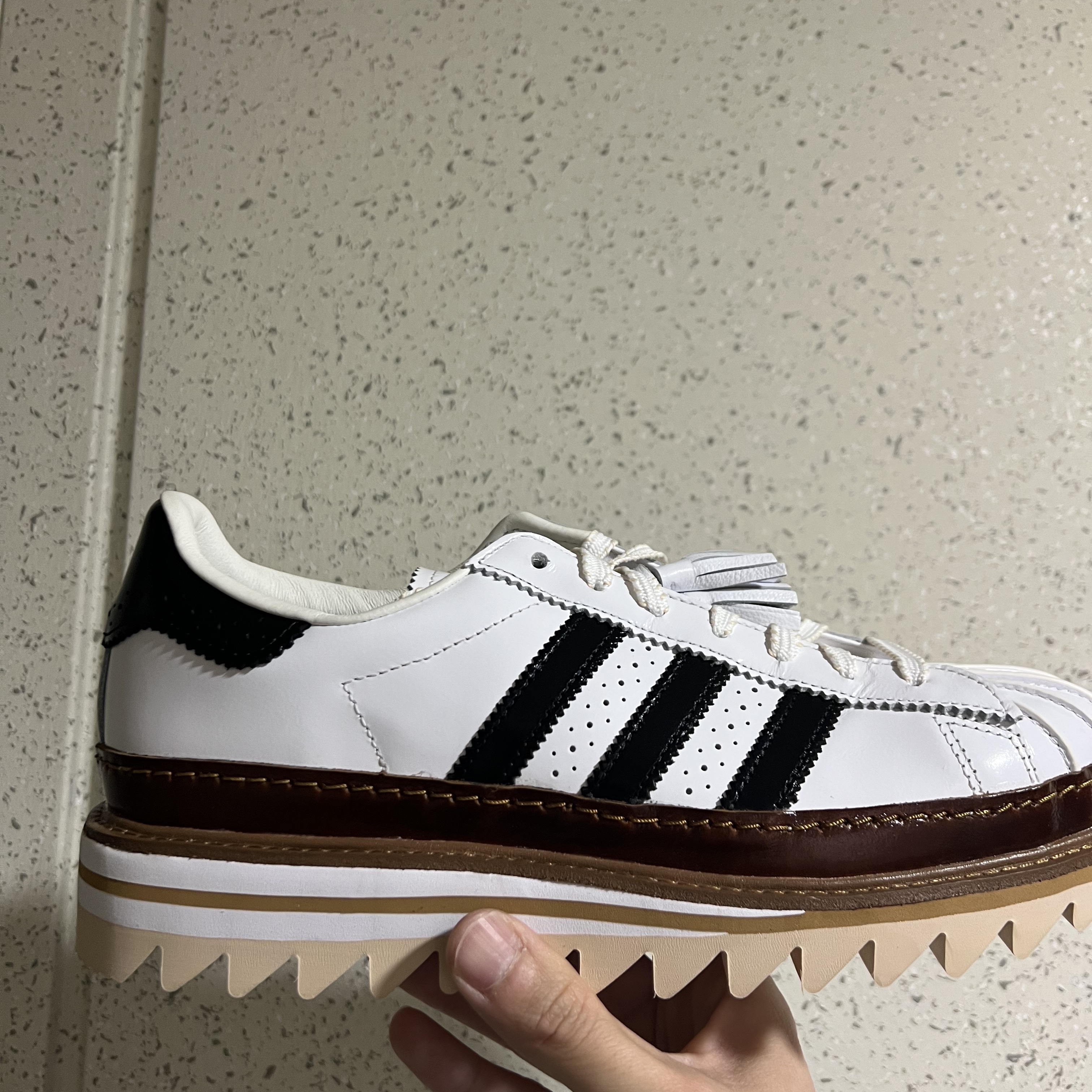 Adidas x Clot Superstar Cloud White Core Black 착용 스타일 - 3