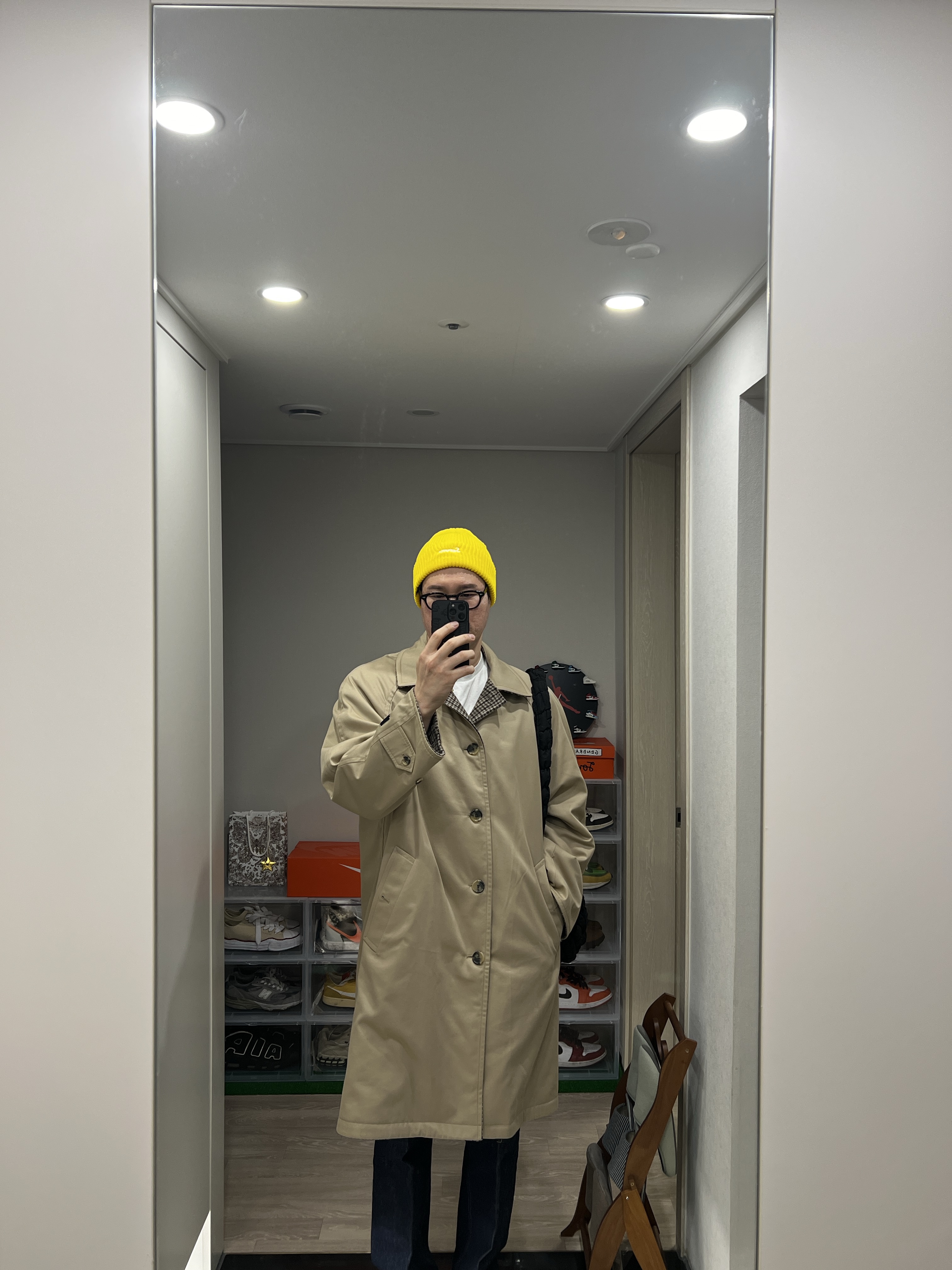 Supreme Reversible Houndstooth Overcoat Tan - 23FW, Supreme Loose Gauge Beanie Yellow - 23FW 착용 스타일 - 1
