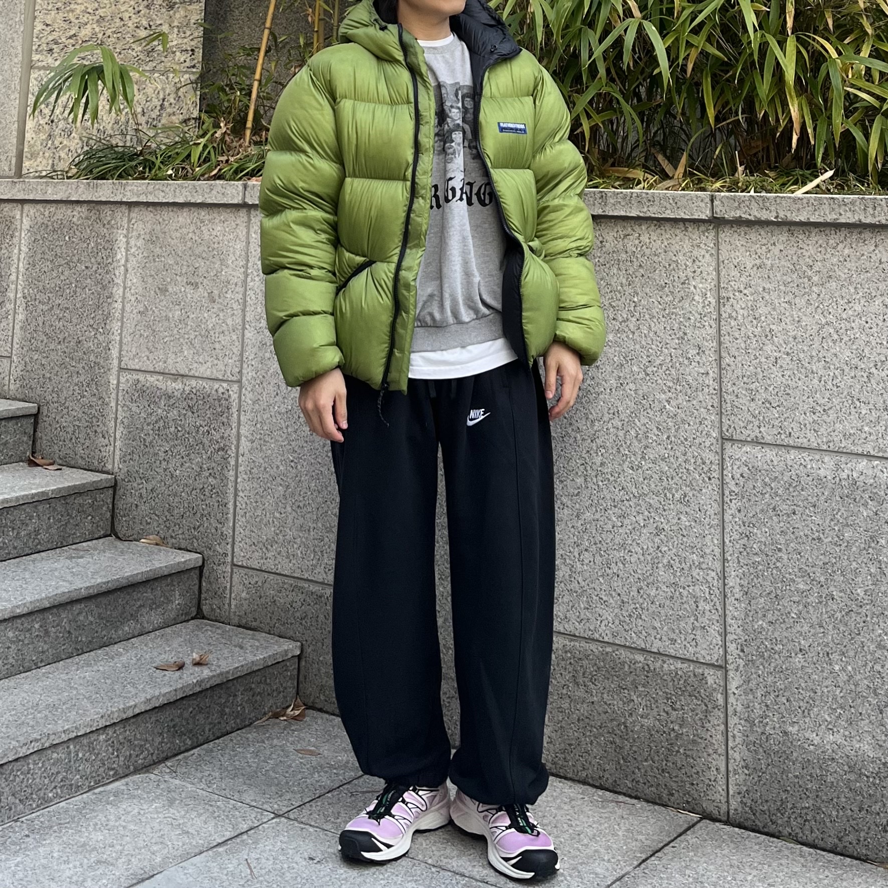 Feathered Friends Helios Hooded Down Jacket Grass, Salomon x Sandy Liang XT-6 Expanse Cradle Pink 착용 스타일 - 2