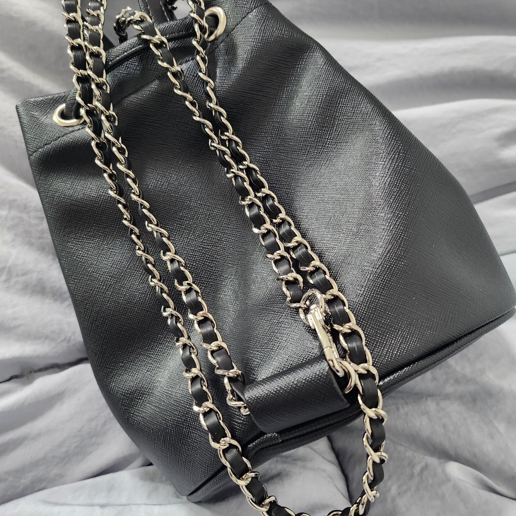 Emis Leather Mini Backpack Black 착용 스타일 - 2