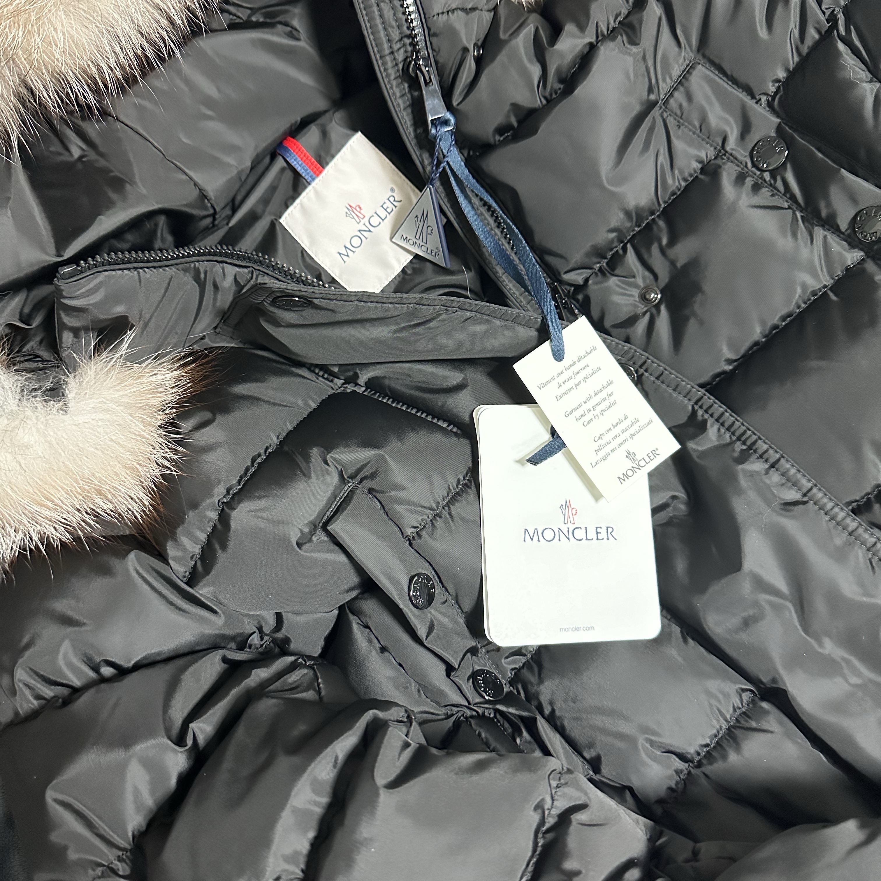 (W) Moncler Khloe Long Down Jacket Black - 23FW 착용 스타일