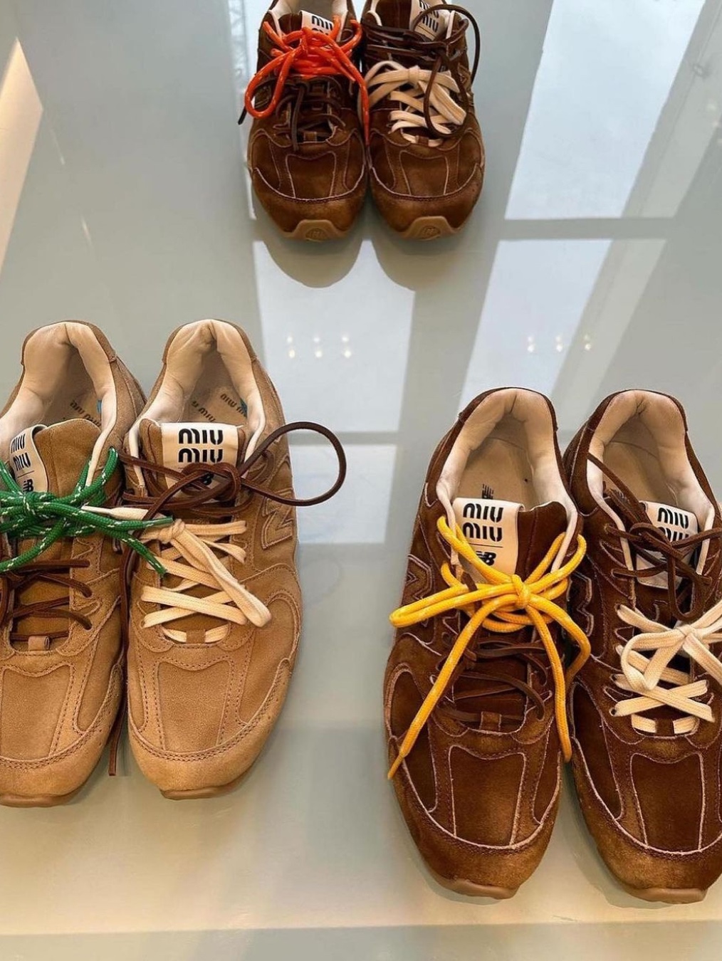 (W) New Balance x Miu Miu 530 Suede Mesh Sneakers Cinnamon, (W) New Balance x Miu Miu 530 Suede Mesh Sneakers Ecru 착용 스타일 - 4