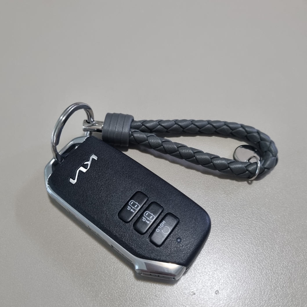 Bottega Veneta Logo Tag Keyring Grey 착용 스타일