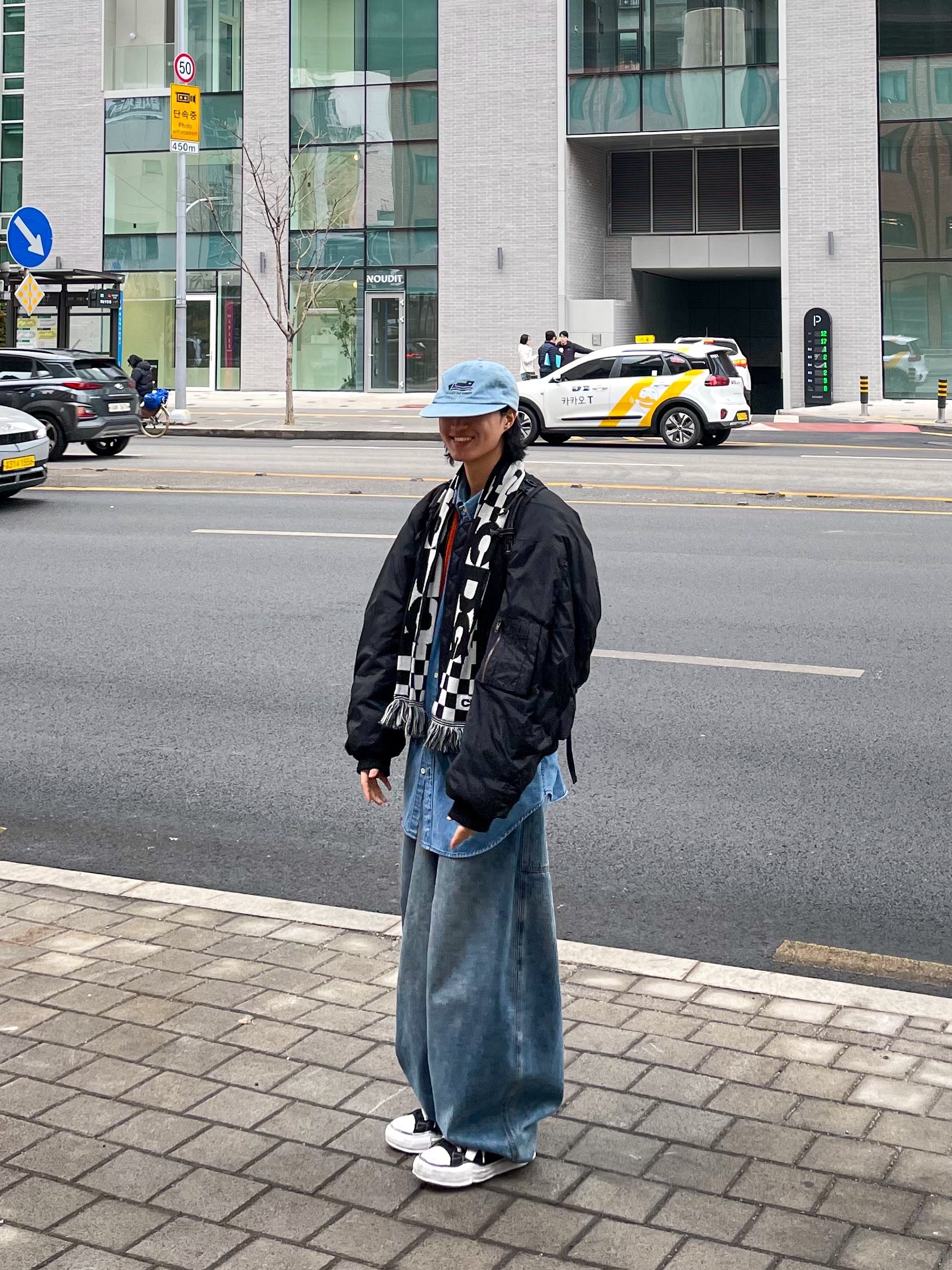 CDG Logo Check Muffler White Black 착용 스타일 - 1