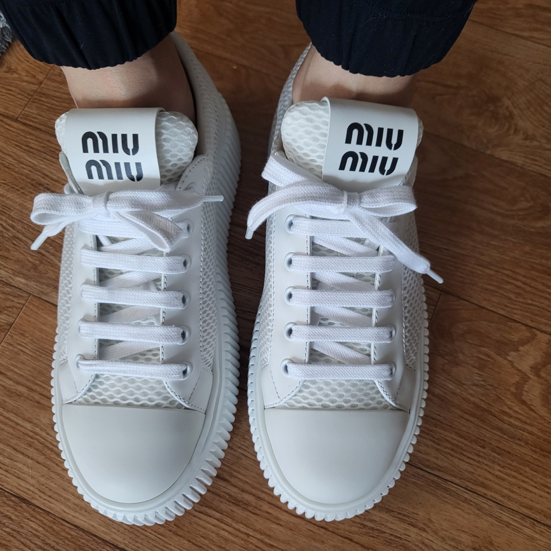 (W) Miu Miu Mesh Flatform Sneakers White 착용 스타일 - 1
