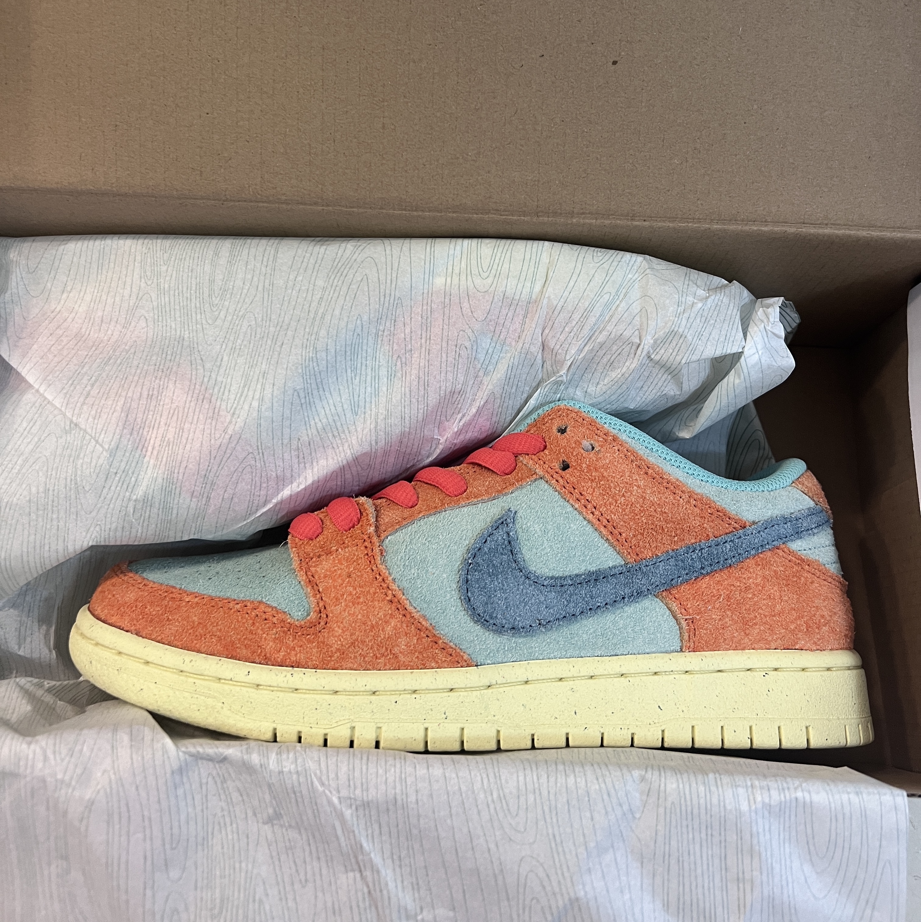 Nike SB Dunk Low Pro Premium Orange and Emerald Rise 착용 스타일