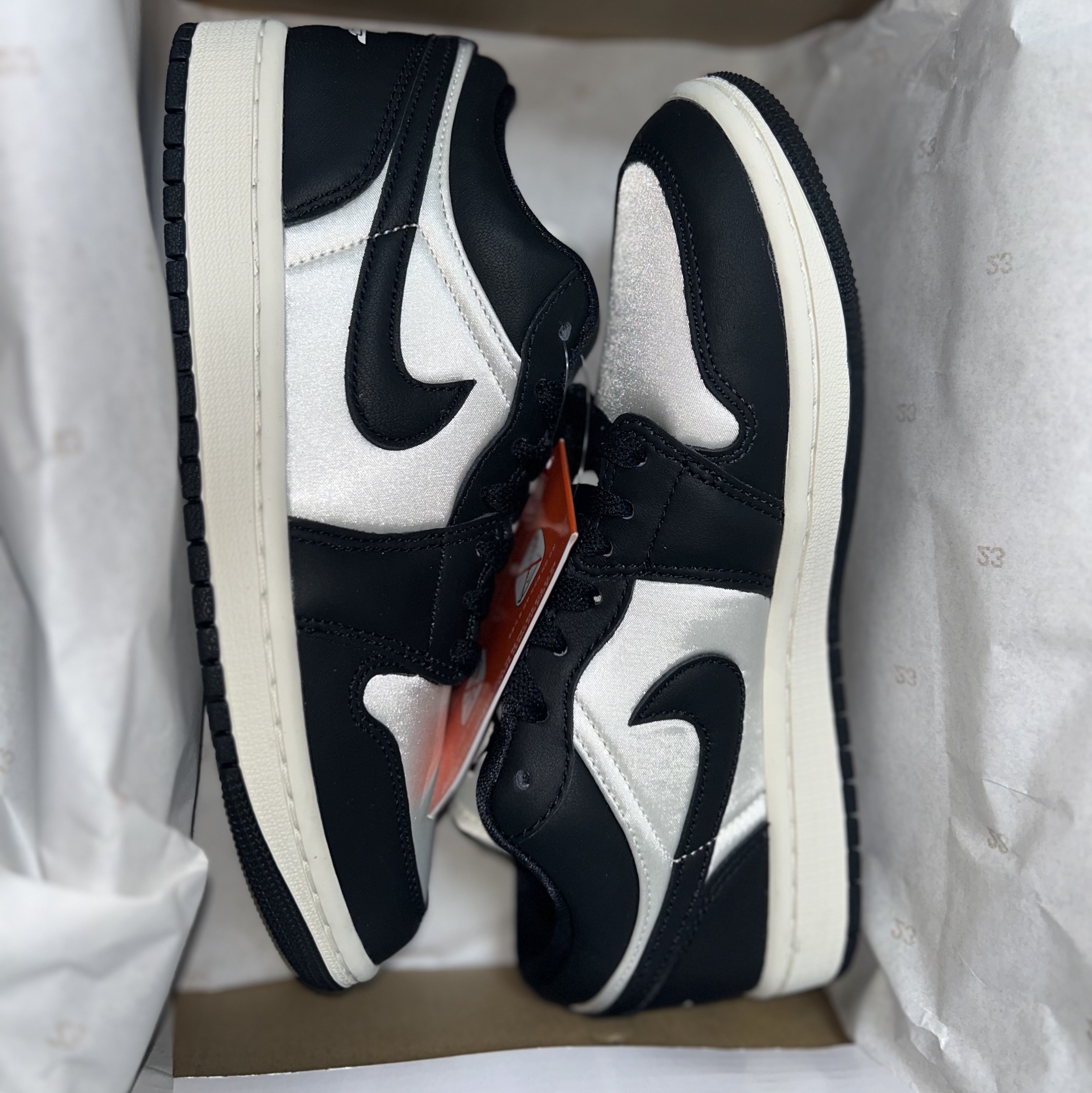 (W) Jordan 1 Low SE Sail Black 착용 스타일 - 1