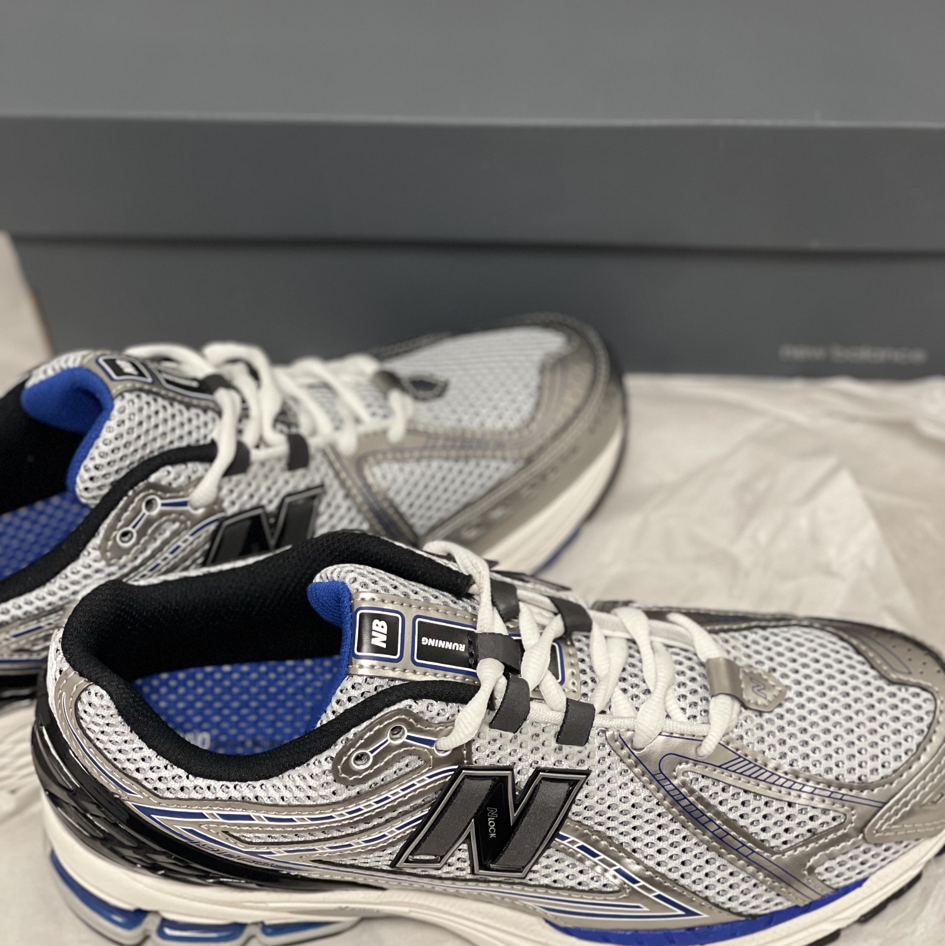 New Balance 1906R Silver Metallic 착용 스타일