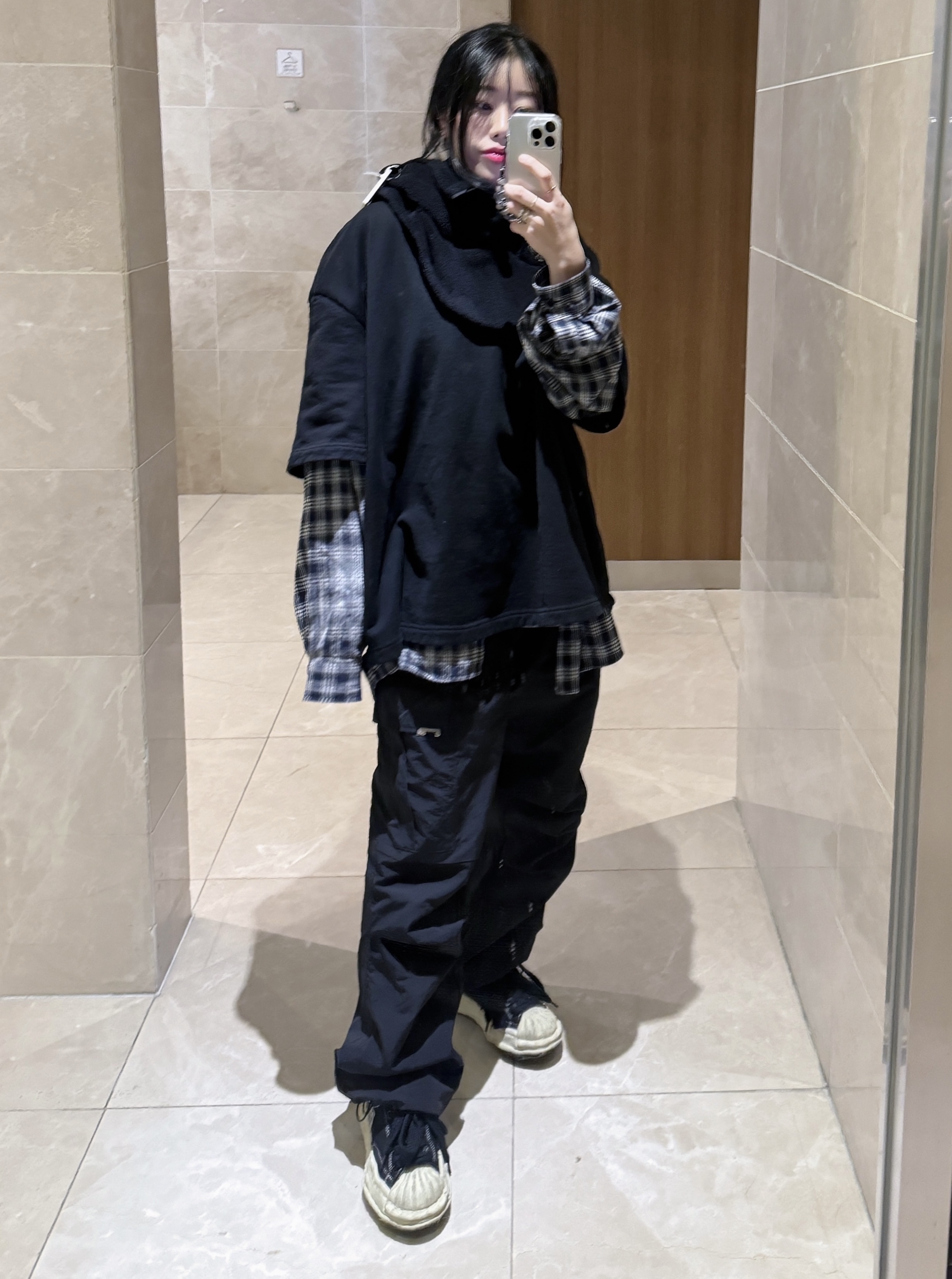 Maison Mihara Yasuhiro Blakey OG Sole Distressed Canvas Low-top Sneakers Black 착용 스타일 - 1
