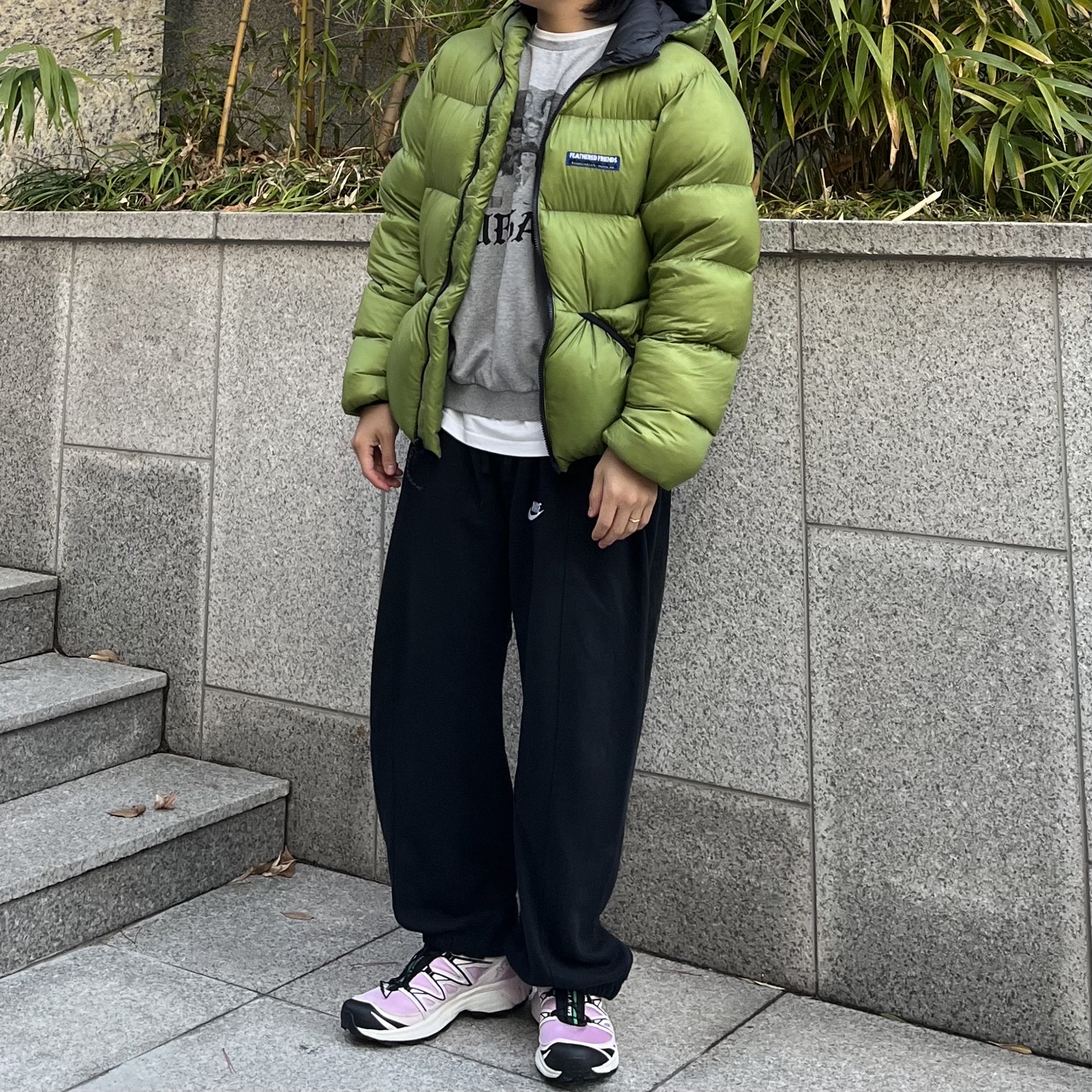 Feathered Friends Helios Hooded Down Jacket Grass, Salomon x Sandy Liang XT-6 Expanse Cradle Pink 착용 스타일 - 3