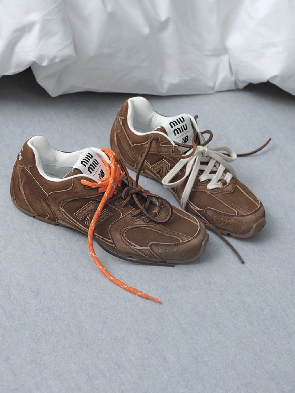 (W) New Balance x Miu Miu 530 Suede Mesh Sneakers Cinnamon, (W) New Balance x Miu Miu 530 Suede Mesh Sneakers Ecru 착용 스타일 - 3