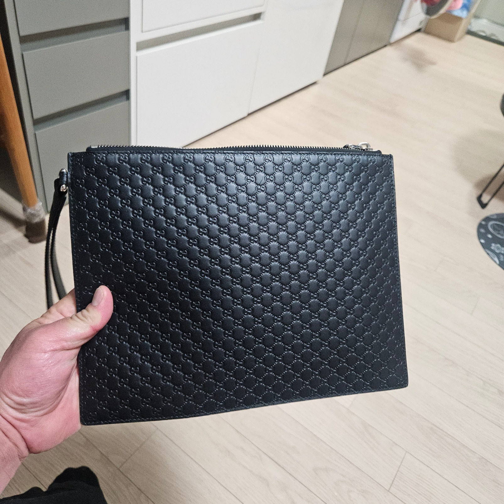 Gucci Micro Ssima Clutch Black 착용 스타일 - 1