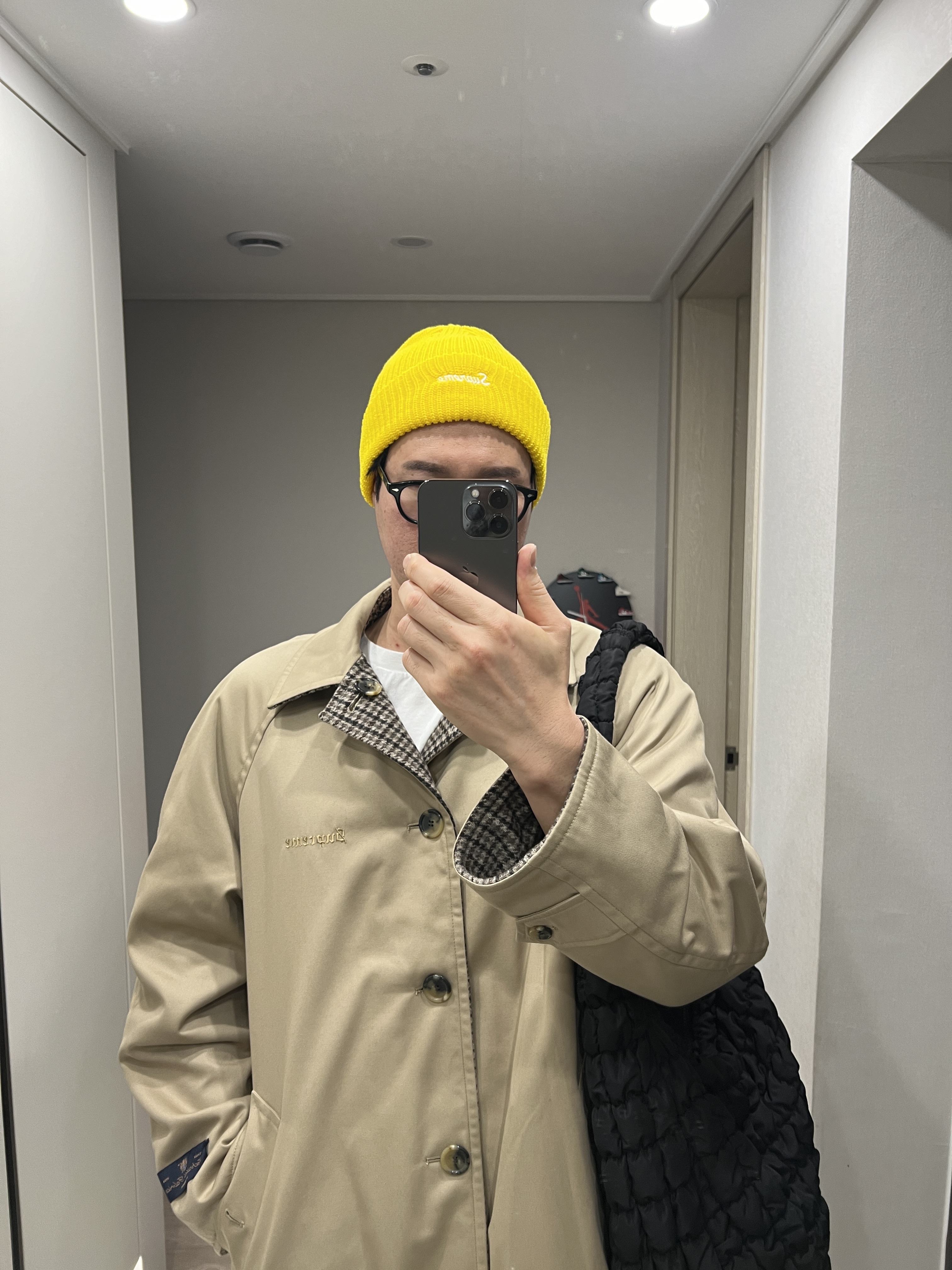 Supreme Reversible Houndstooth Overcoat Tan - 23FW, Supreme Loose Gauge Beanie Yellow - 23FW 착용 스타일 - 2