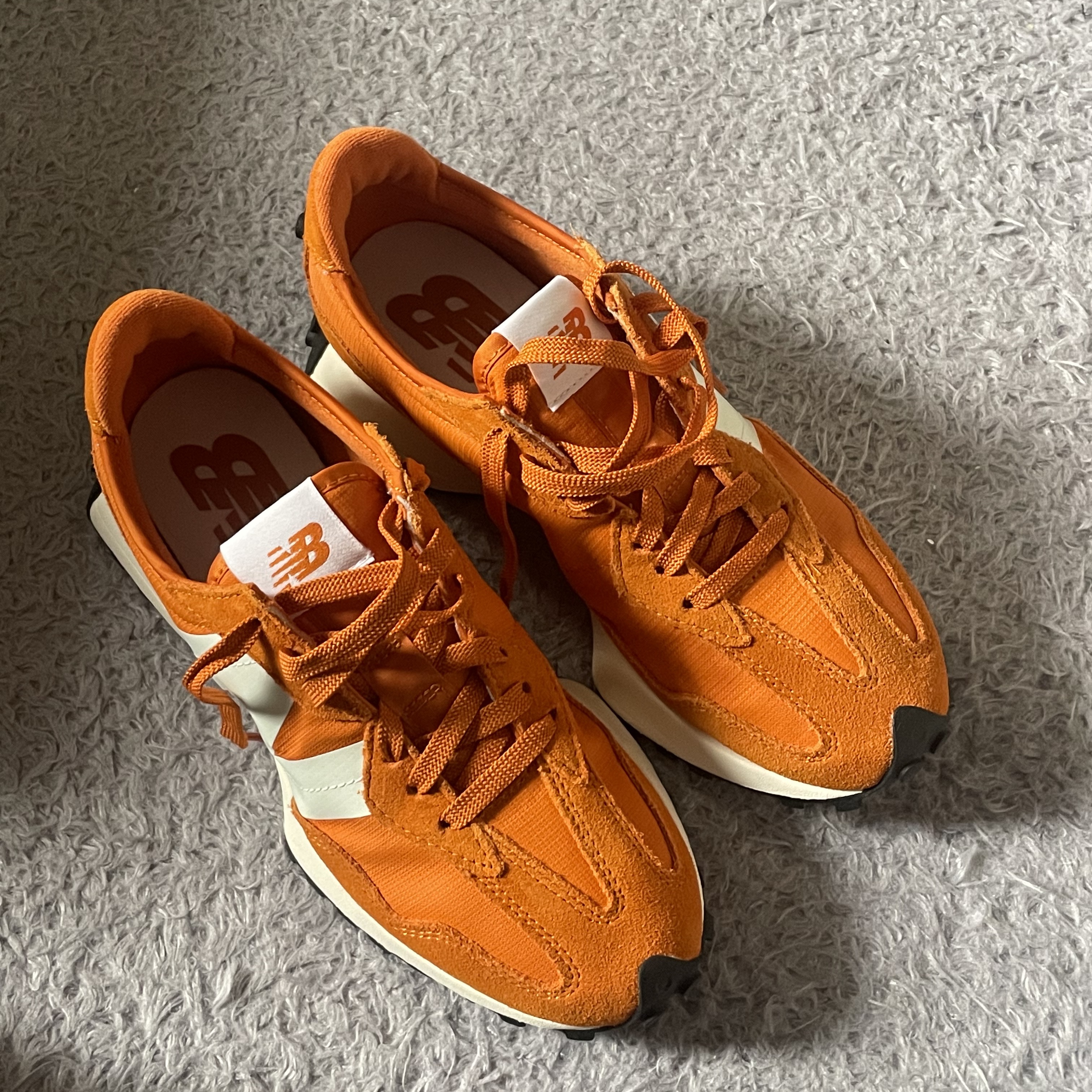 New Balance 327 Vintage Orange 착용 스타일