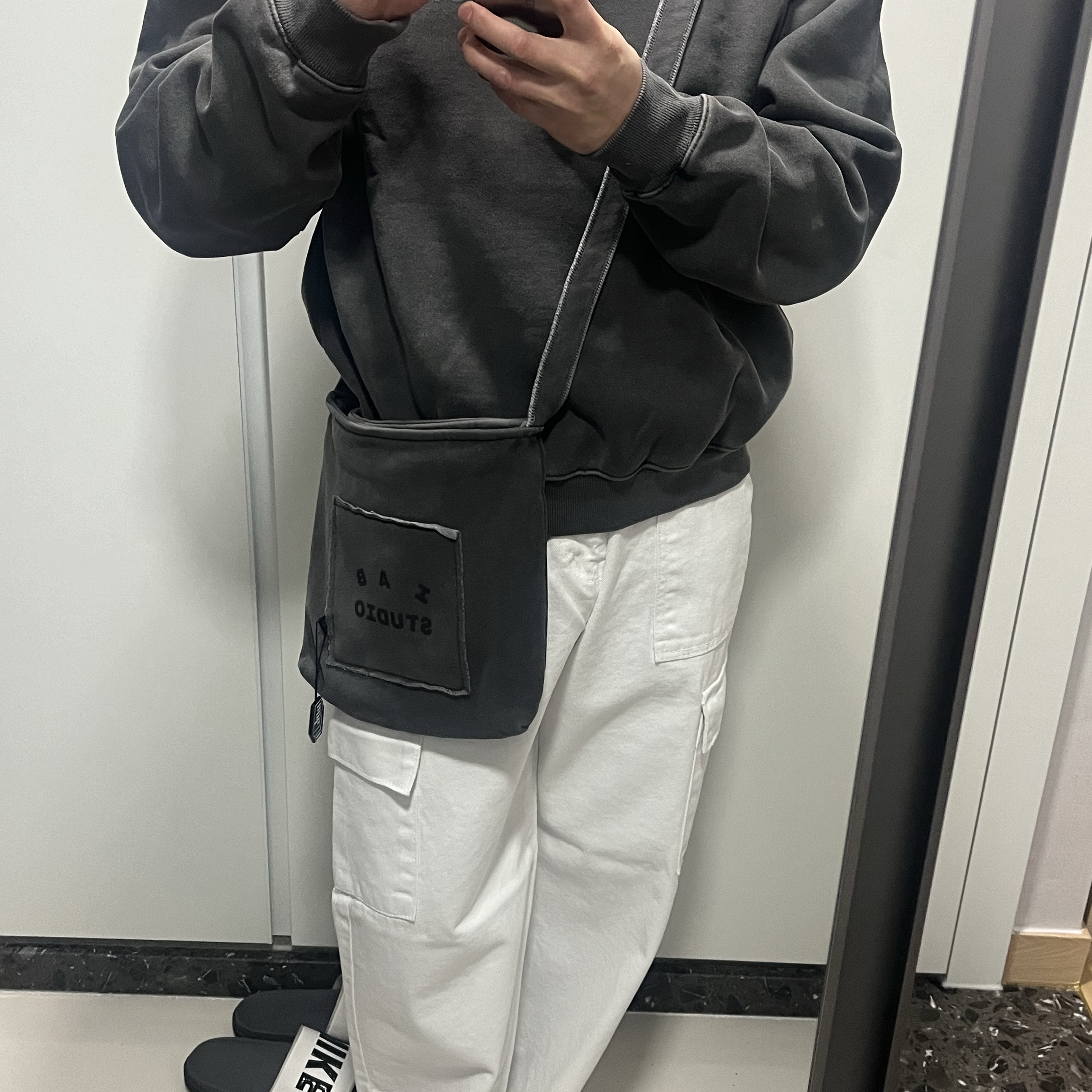 IAB Studio Pigment Sweatshirt & Mini Bag Black 착용 스타일
