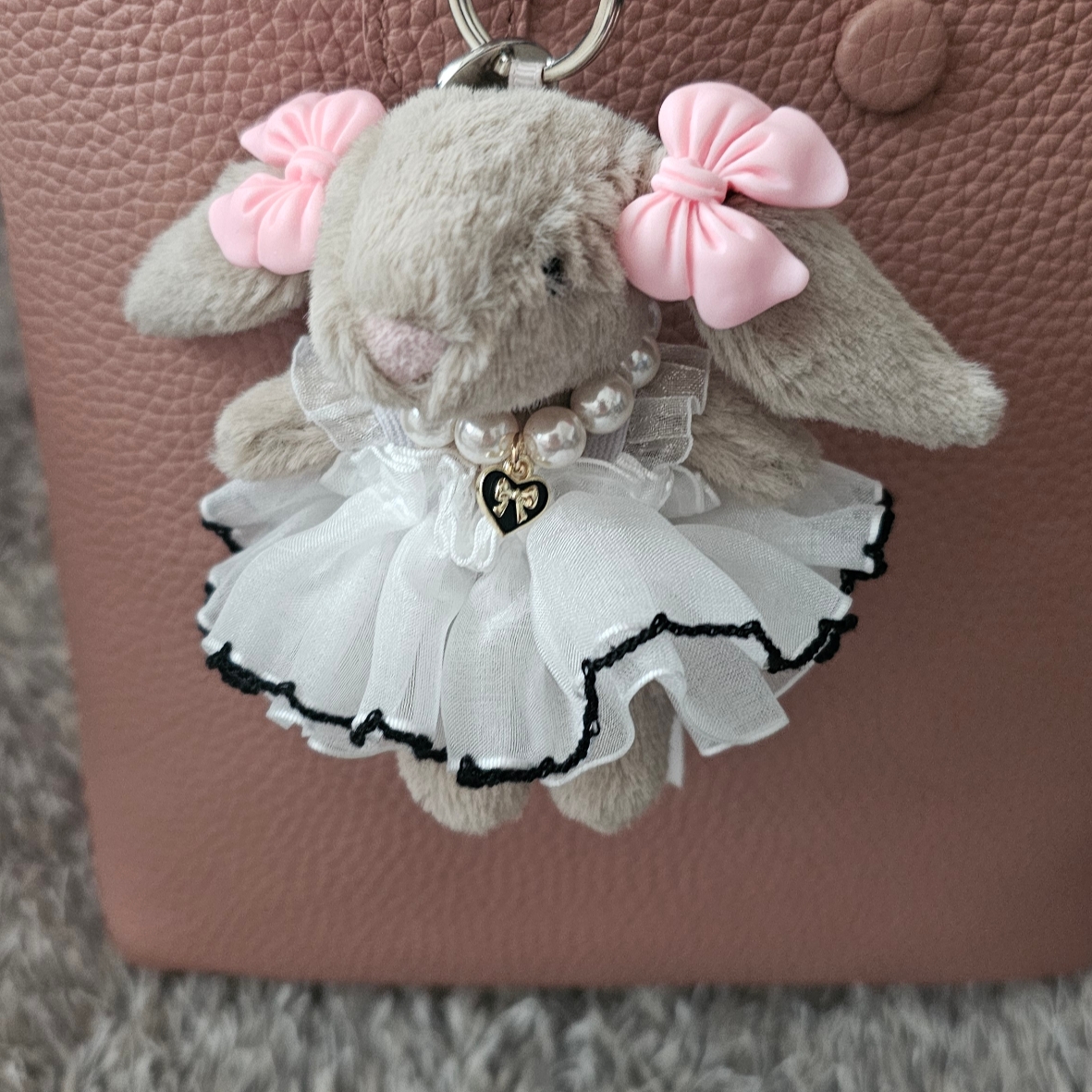 Jellycat Bashful Bunny Bag Charm Beige 착용 스타일