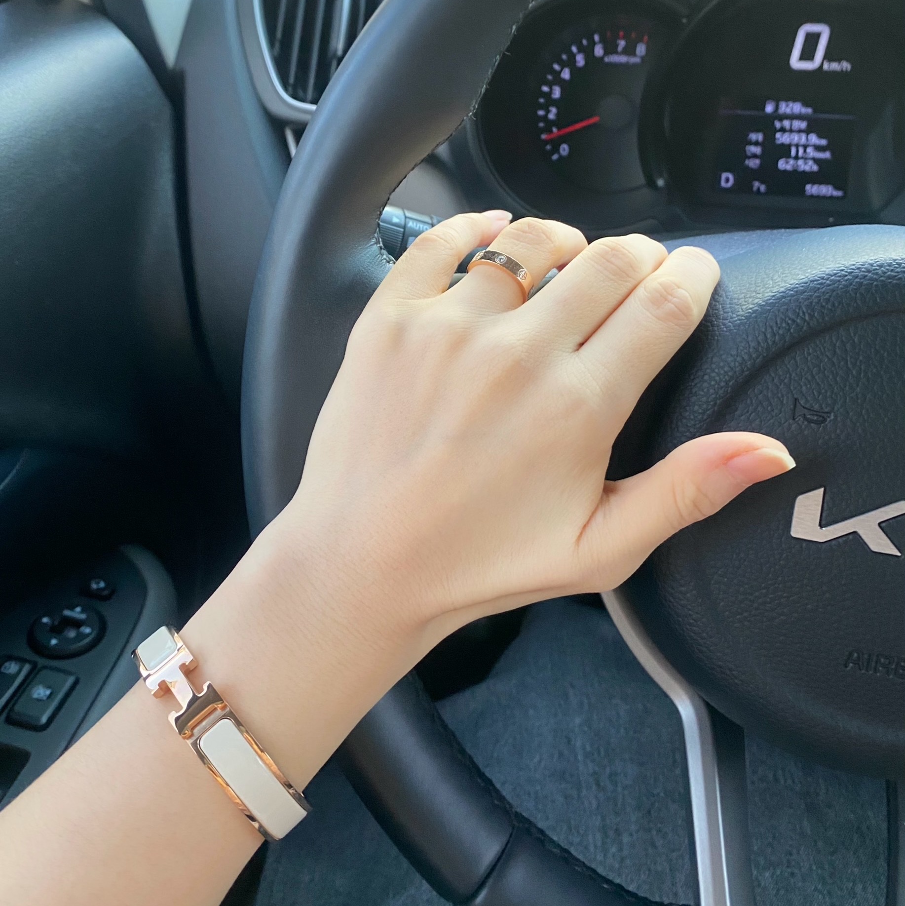 (W) Hermes Clic H Bracelet Gold & Creme, Cartier Love Ring Rose Gold 착용 스타일
