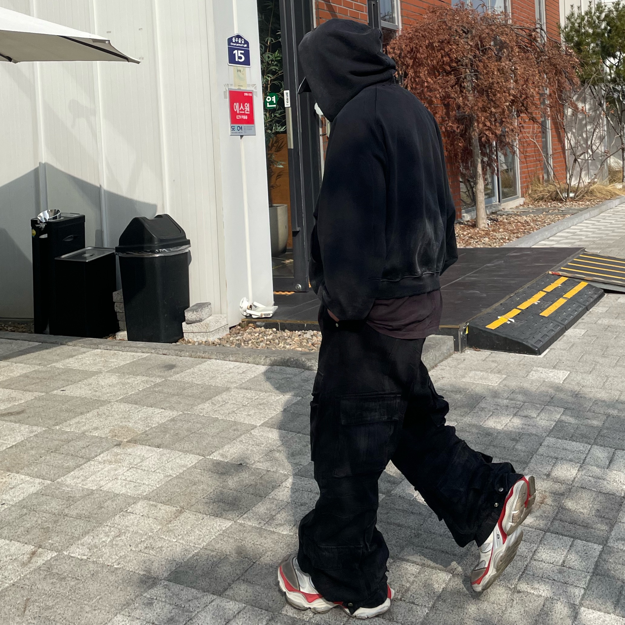 Project G/R Crinkle Denim Cargo Pants Black 착용 스타일