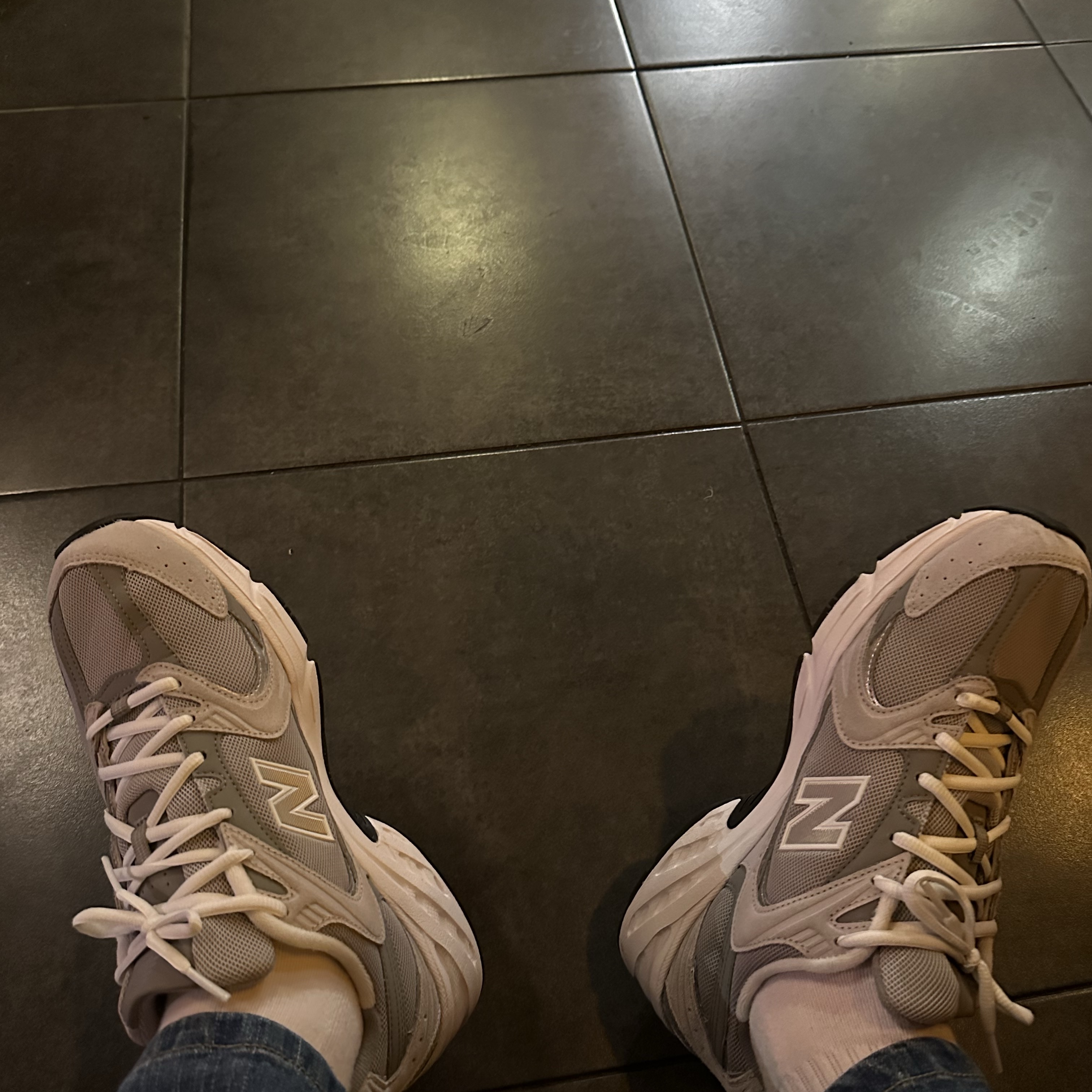 New Balance 530 Grey 착용 스타일