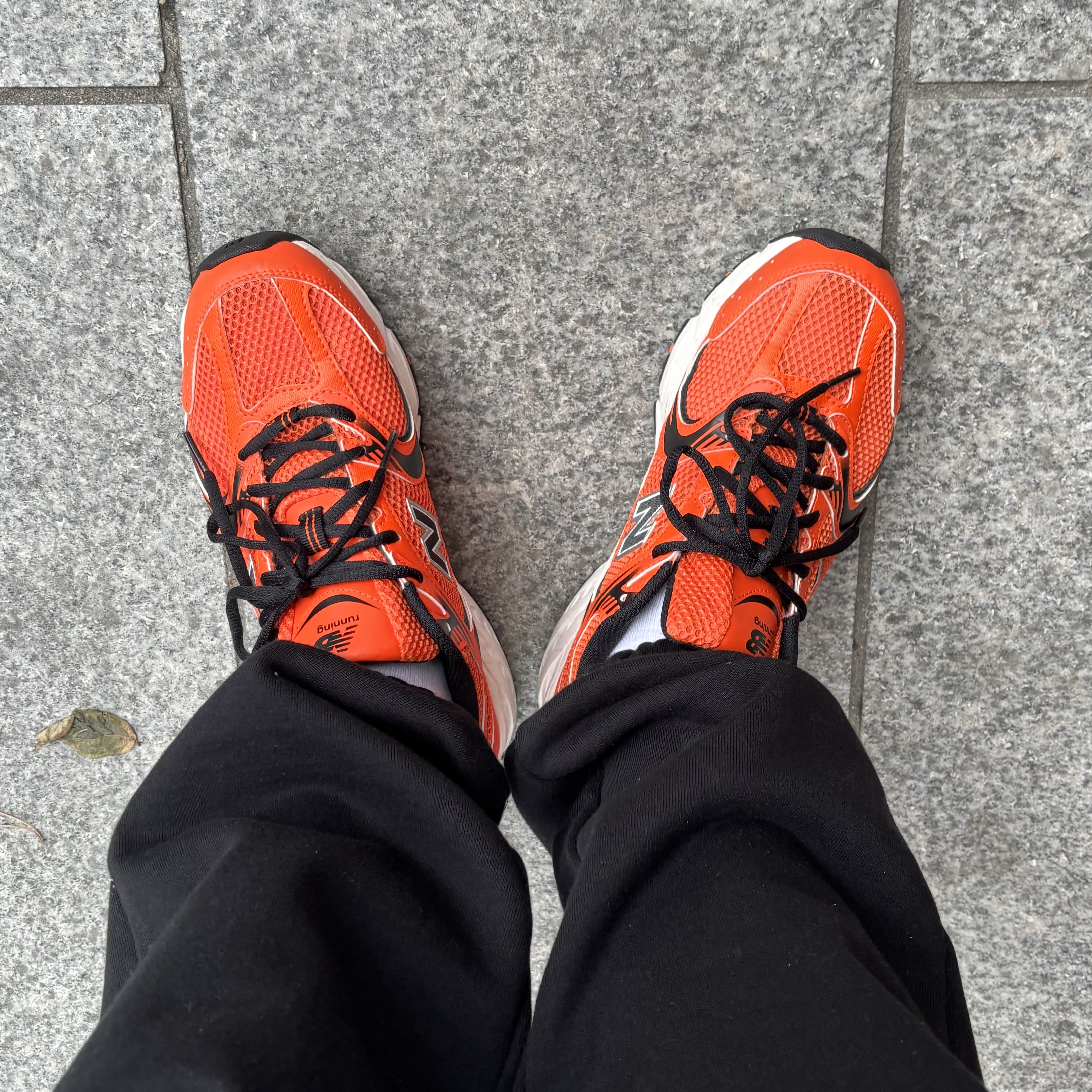 New Balance 530 Neon Orange 착용 스타일 - 1