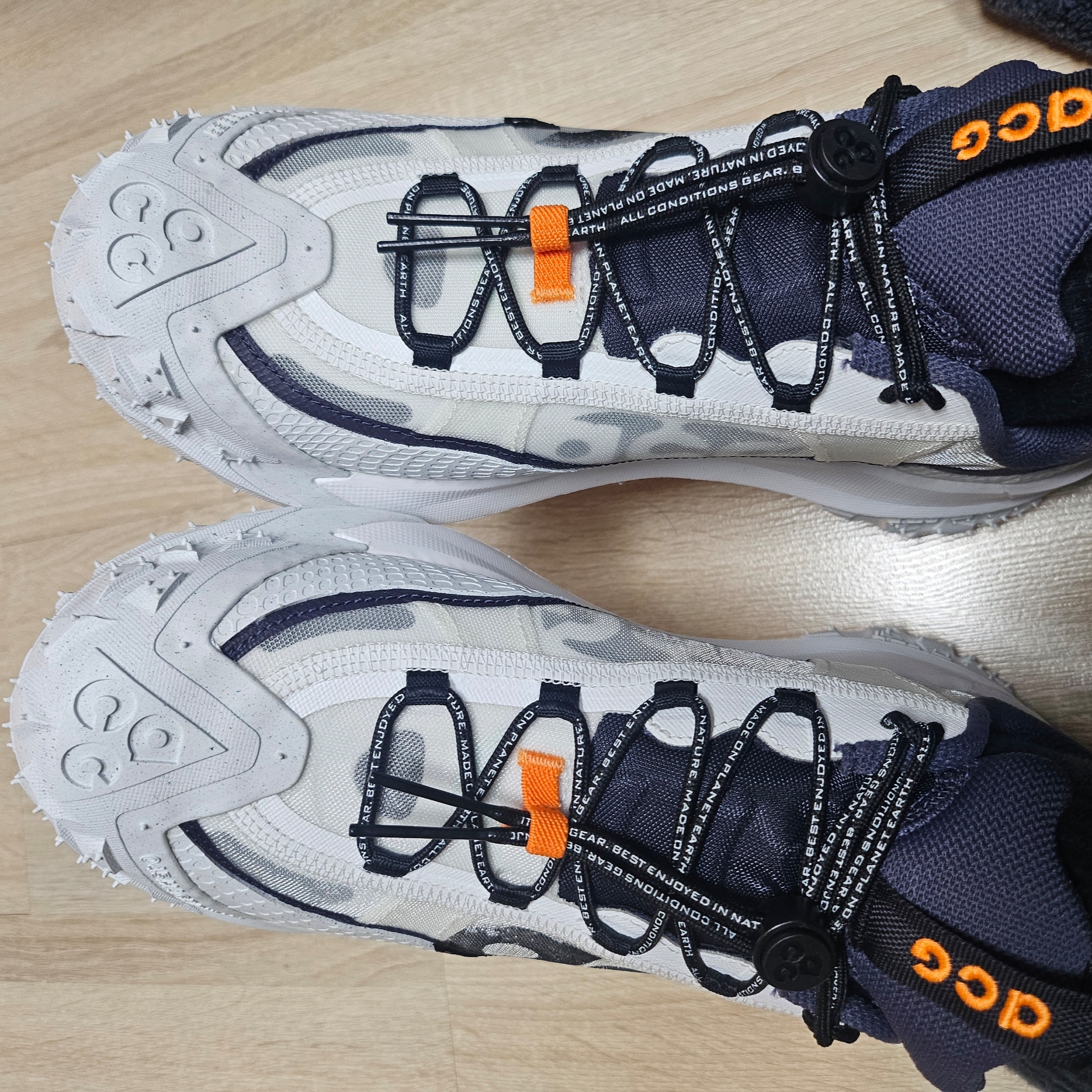 Nike ACG Mountain Fly 2 Low Summit White and Bright Mandarin 착용 스타일