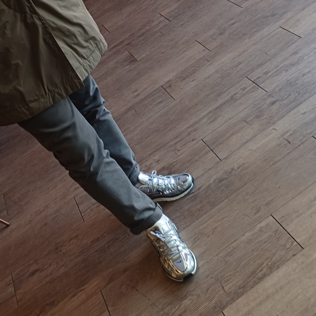 Nike P-6000 Metallic Silver 착용 스타일