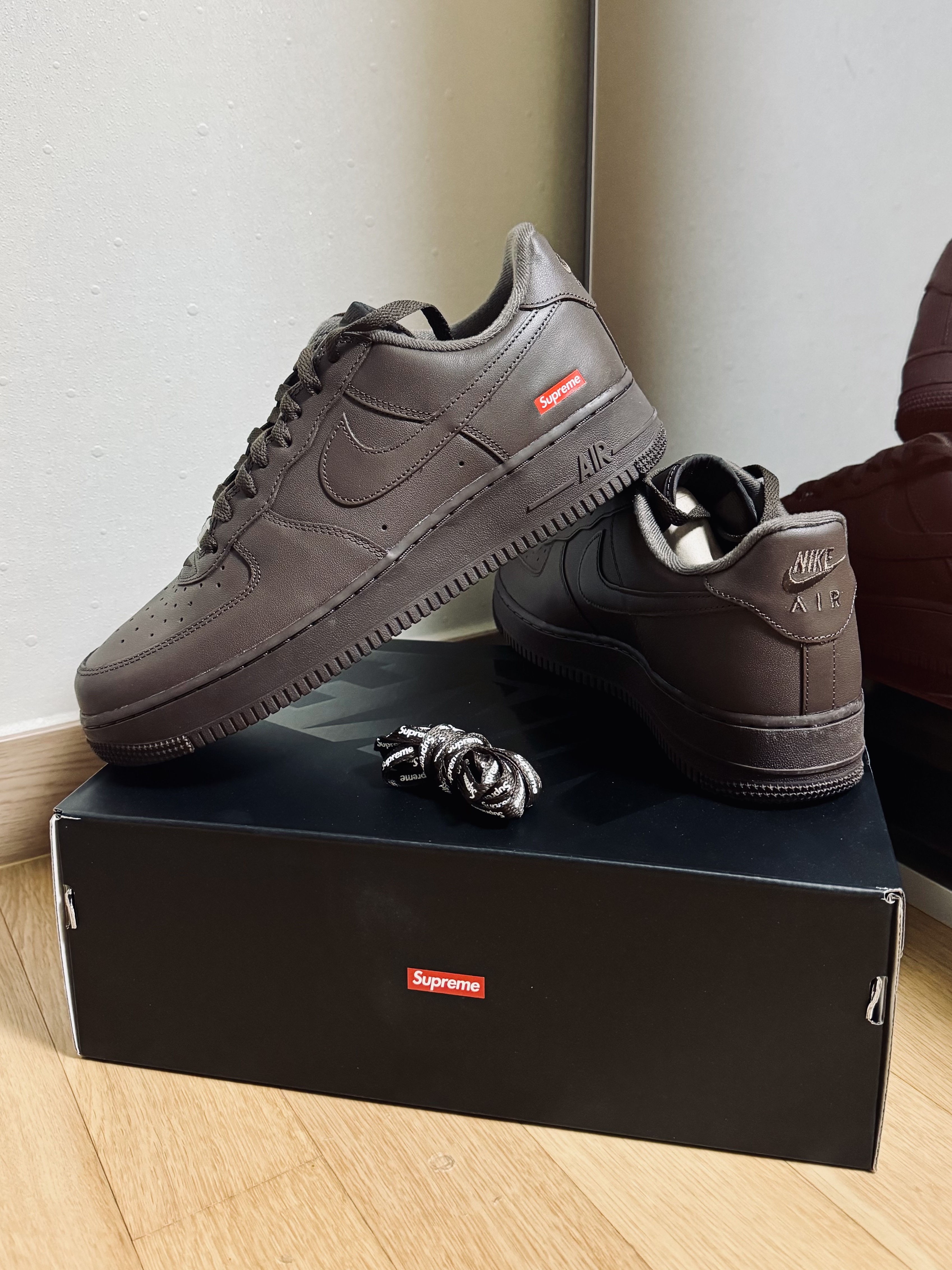 Nike x Supreme Air Force 1 Low Baroque Brown 착용 스타일