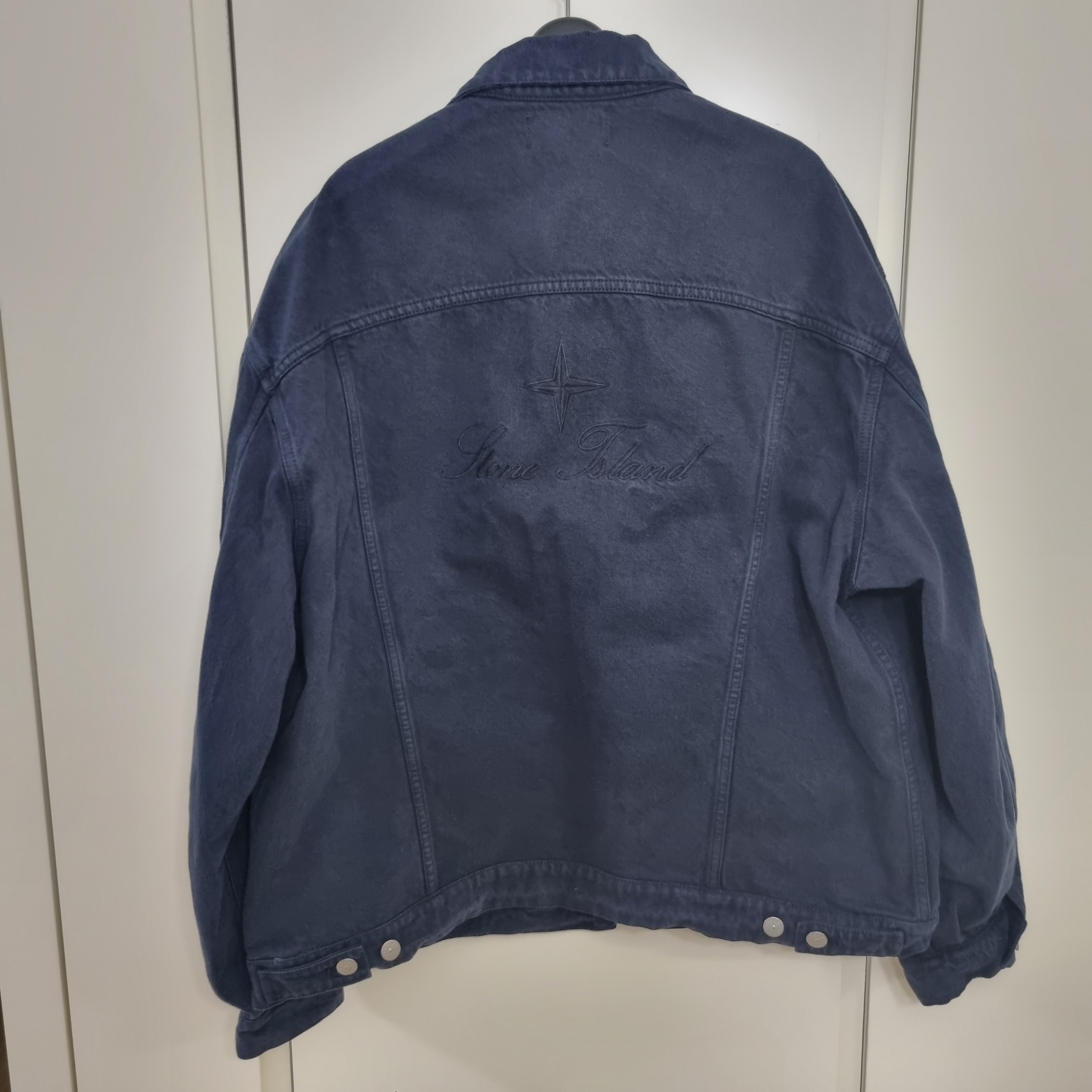 Supreme x Stone Island Denim Trucker Jacket Navy - 23FW 착용 스타일 - 4