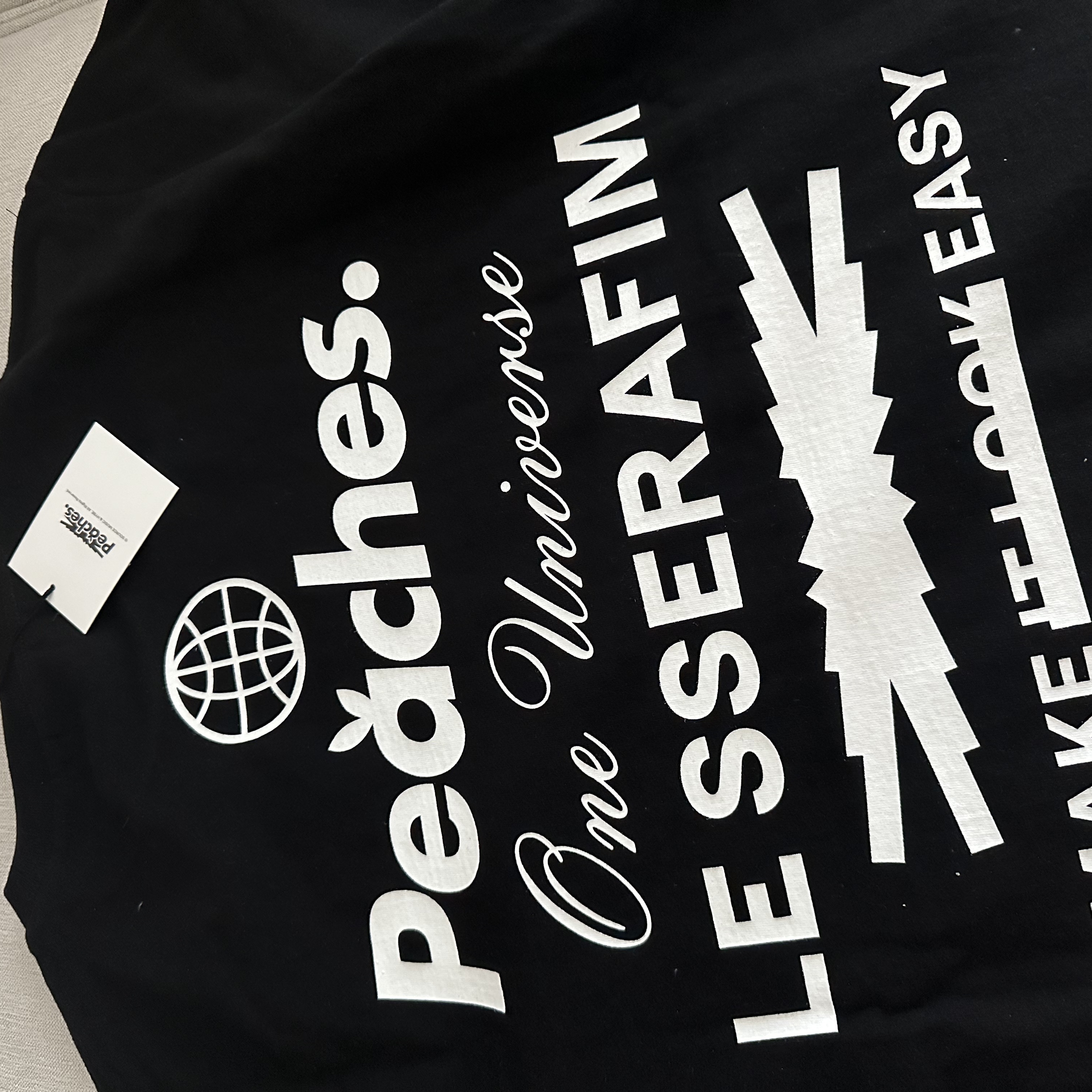 LE SSERAFIM x Peaches. Staple S/S T-Shirt Black 착용 스타일