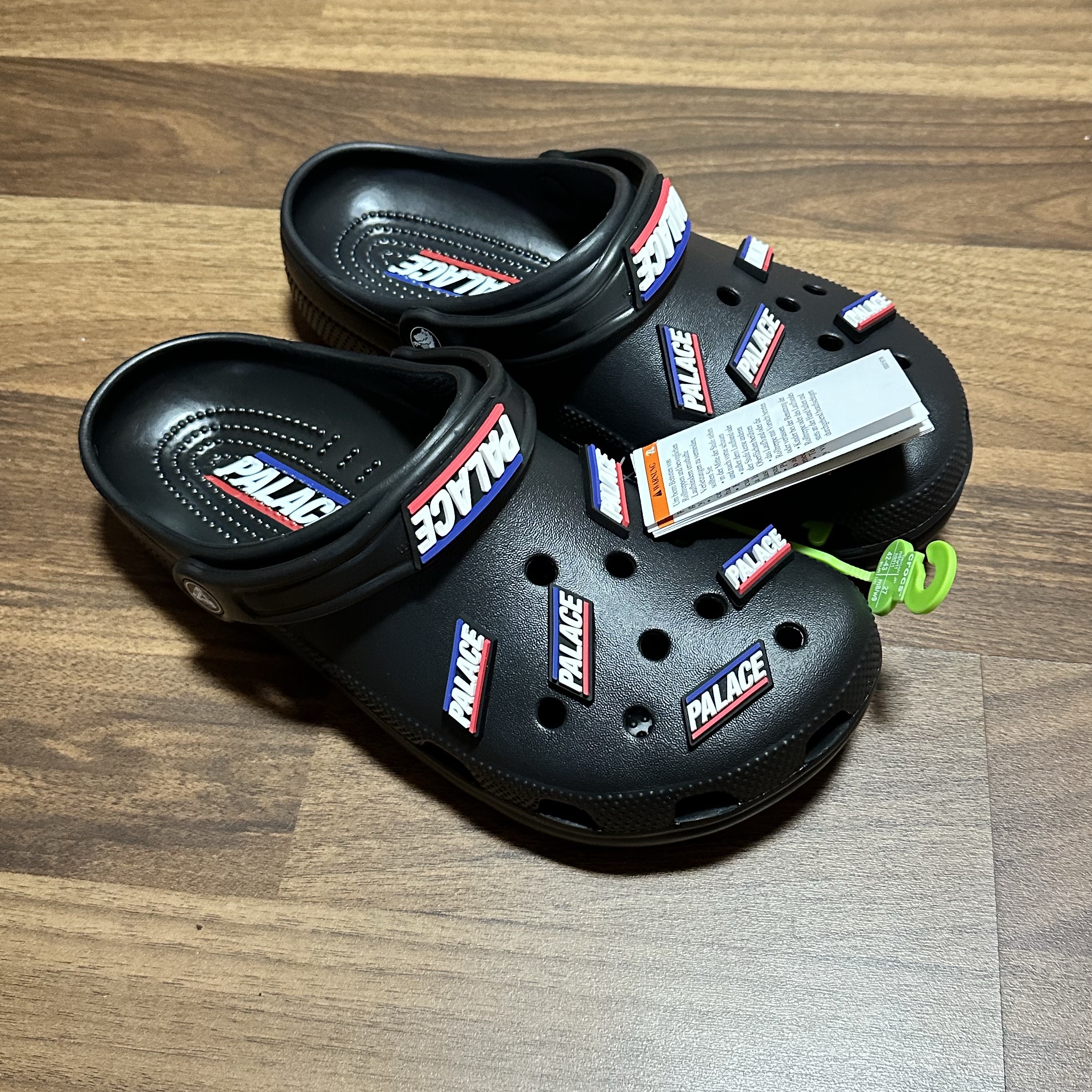 Crocs x Palace Classic Clog Black 착용 스타일 - 1