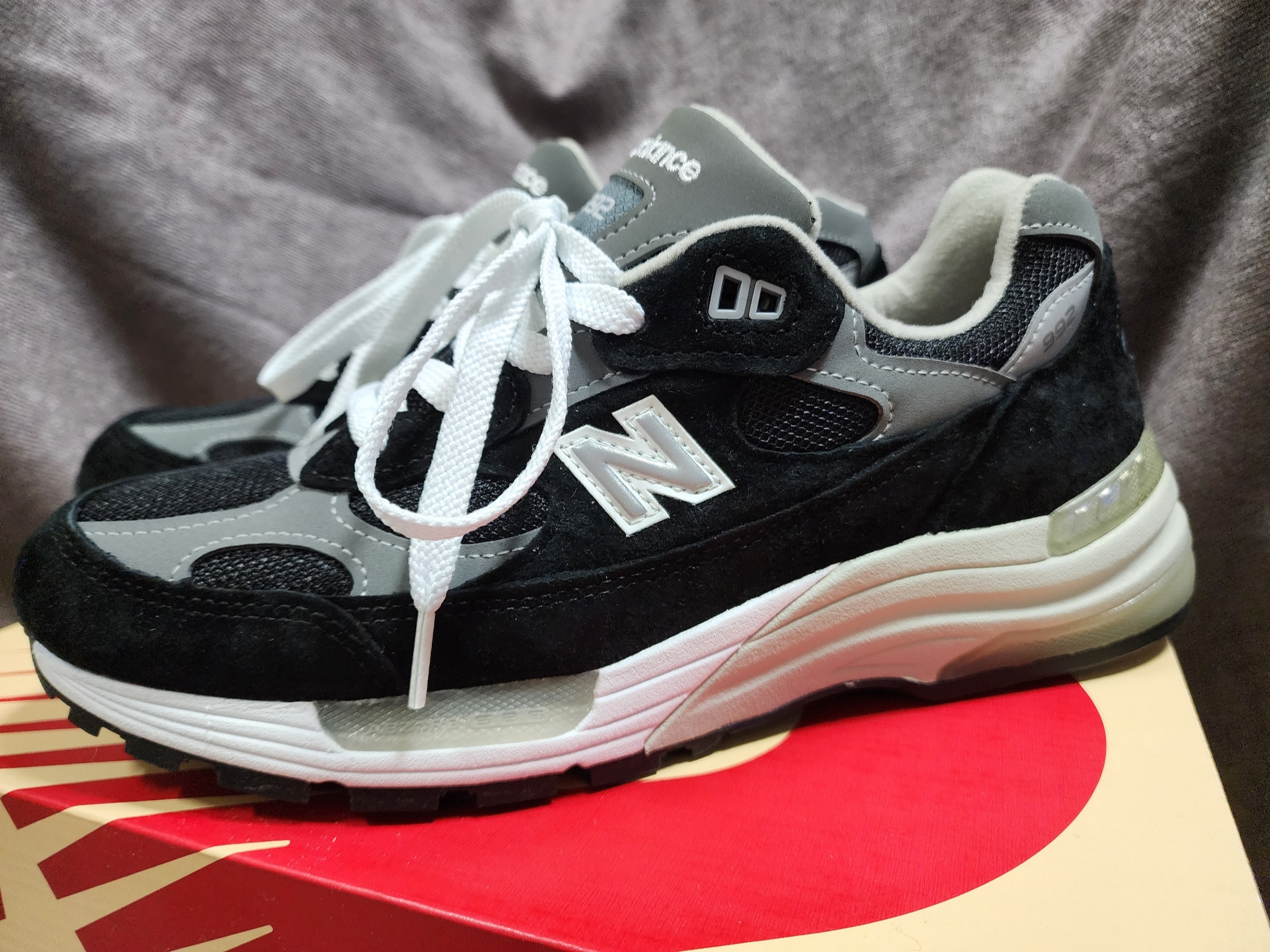 New Balance 992 Made in USA Black Grey 착용 스타일 - 2