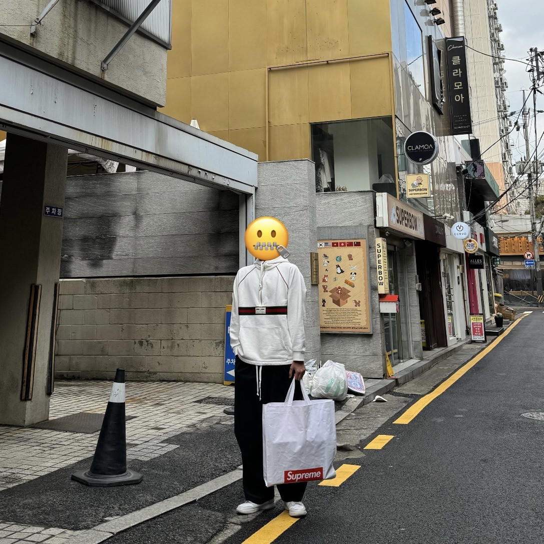 (W) Gucci Web with Vintage Logo Sweatshirt Ink Blue, Nike x Supreme Air Force 1 Low White 착용 스타일 - 1