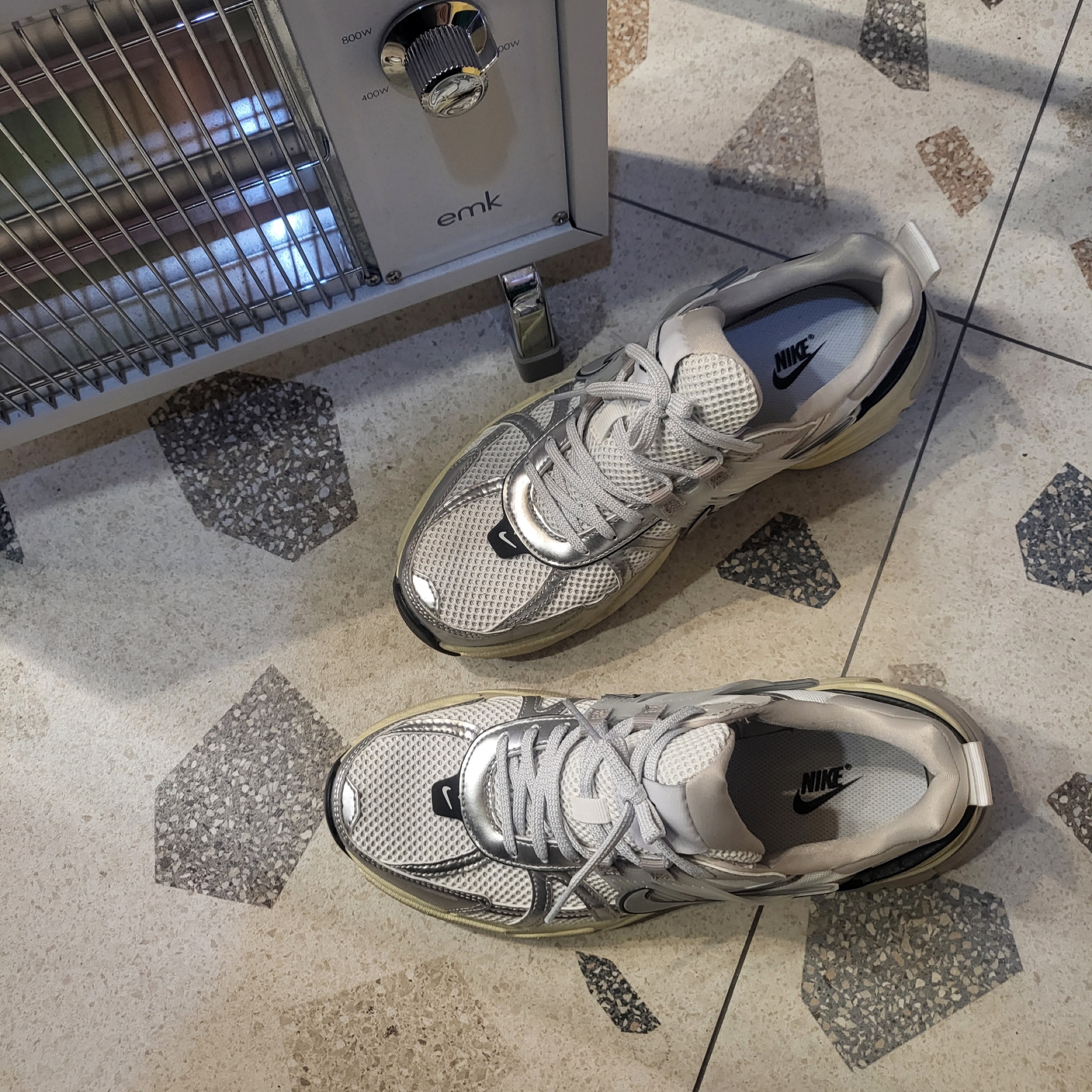 Nike V2K Run Summit White Metallic Silver 착용 스타일 - 1