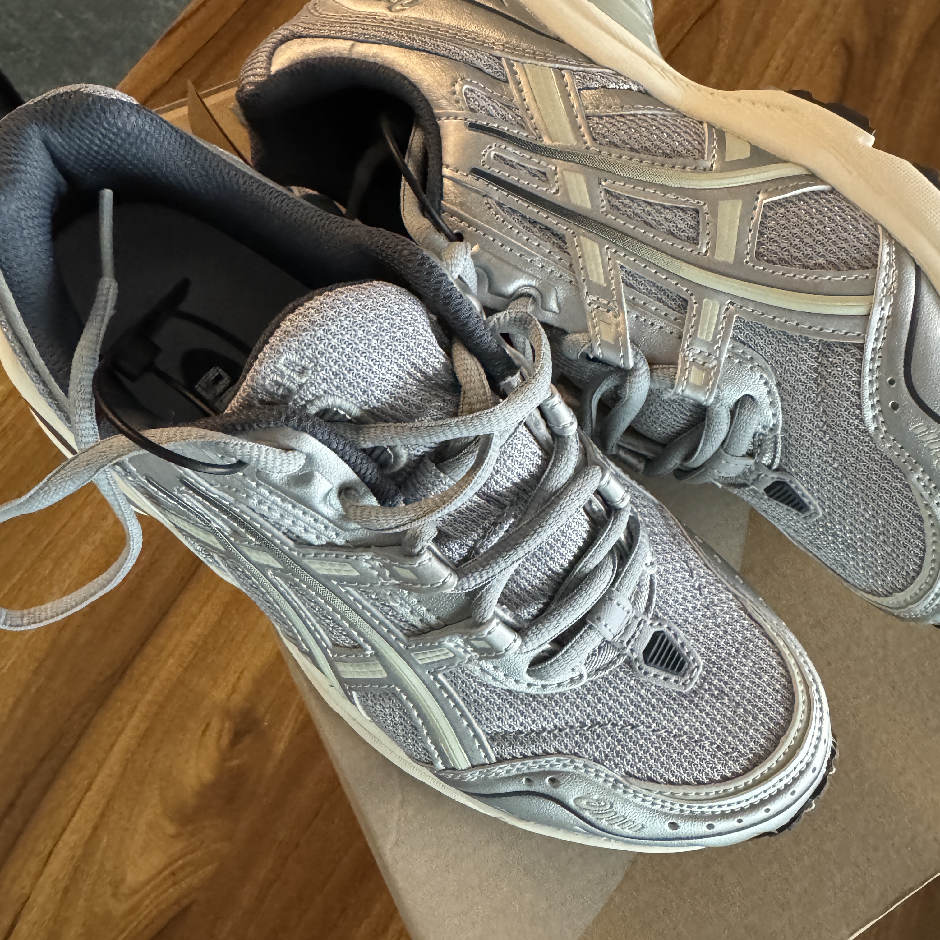 Asics Gel-1090 Piedmont Grey 착용 스타일 - 1