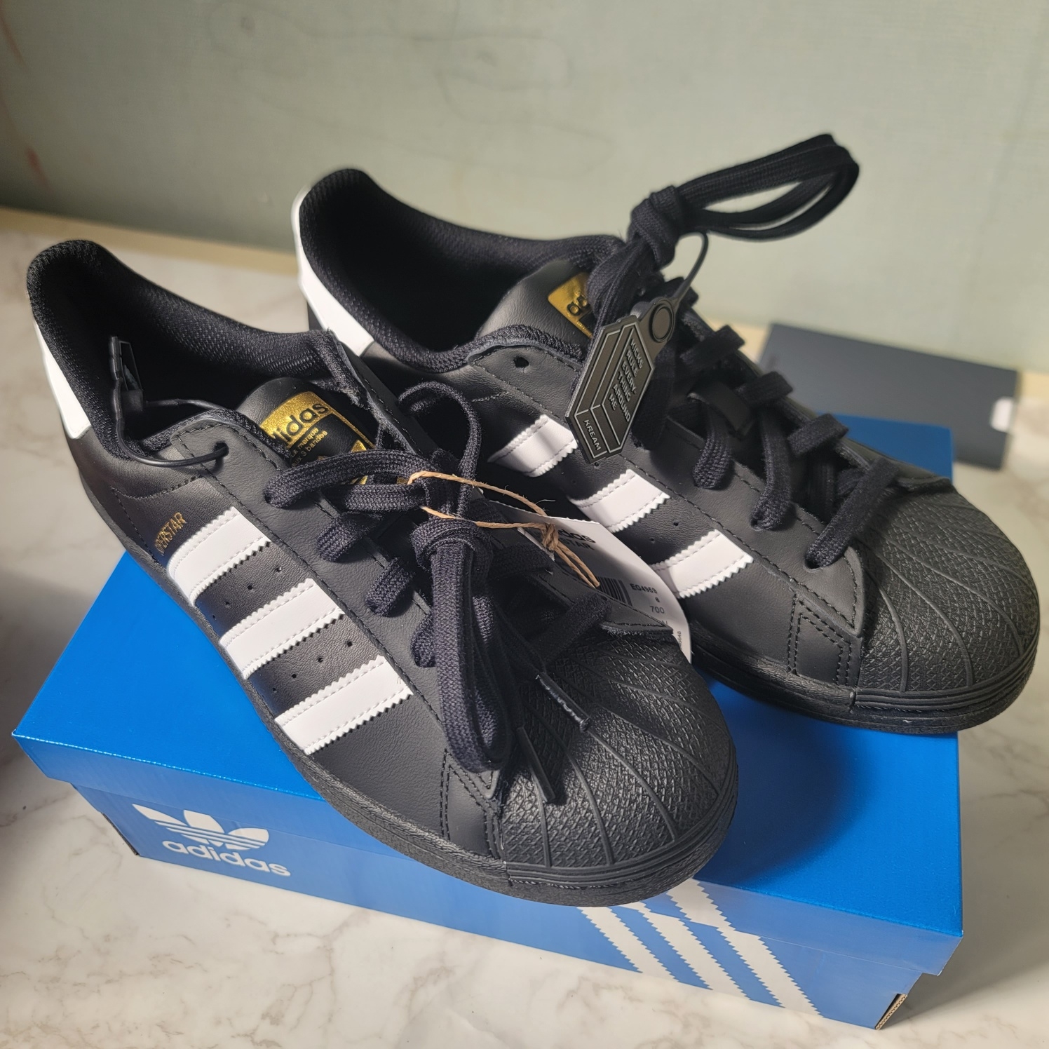 Adidas Superstar Core Black White 착용 스타일