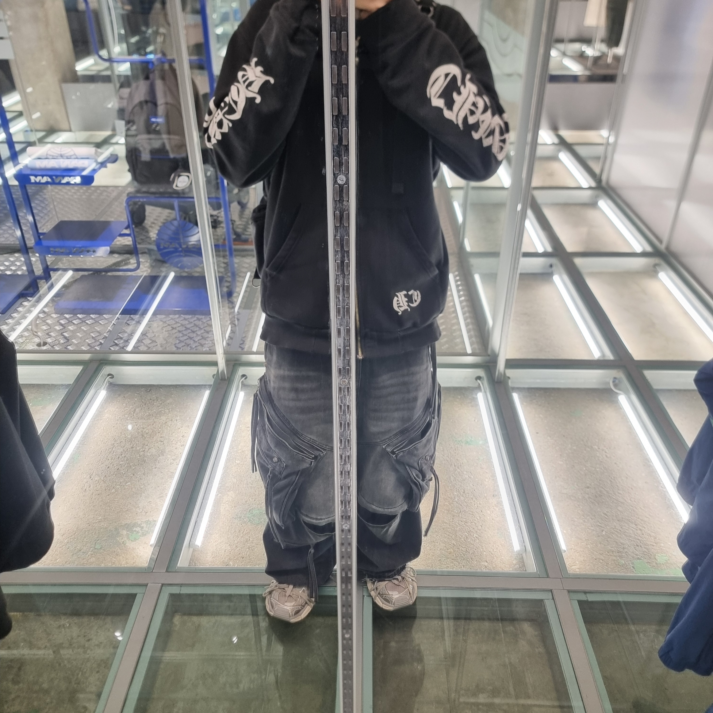 Balenciaga 3XL Sneakers Light Beige, Chrome Hearts Scroll Logo Fleece Zip-Up Hoodie Black 착용 스타일 - 3
