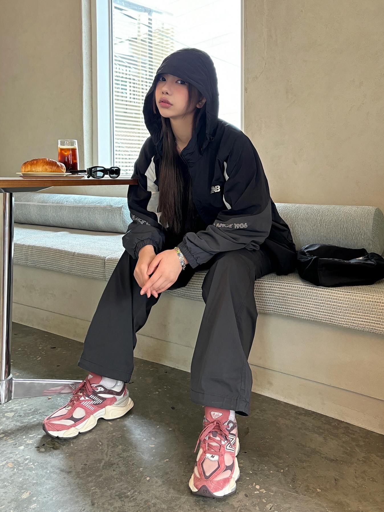 New Balance 9060 Cherry Blossom, Mischief Mesh Pocket Cross Bag Black 착용 스타일