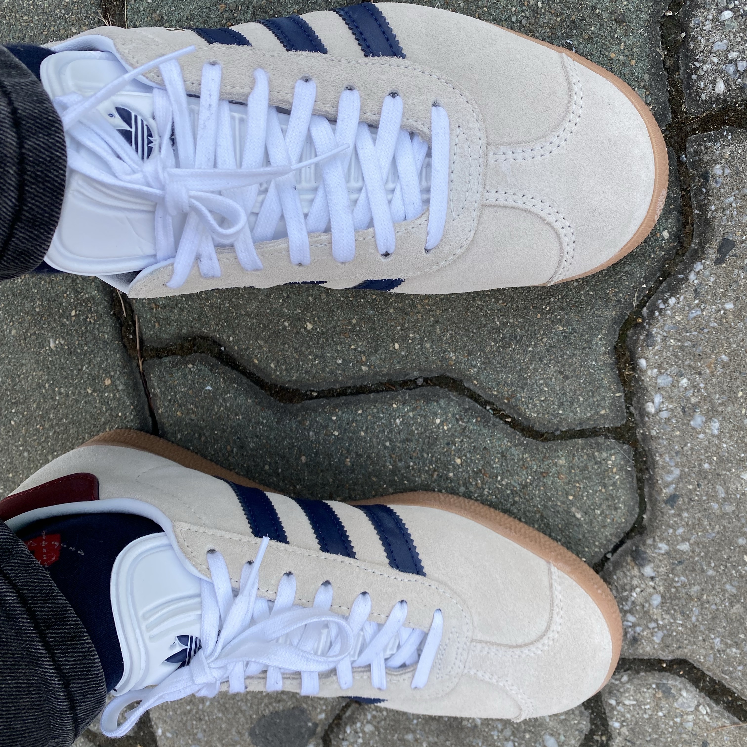 Adidas Gazelle Off White Dark Blue 착용 스타일