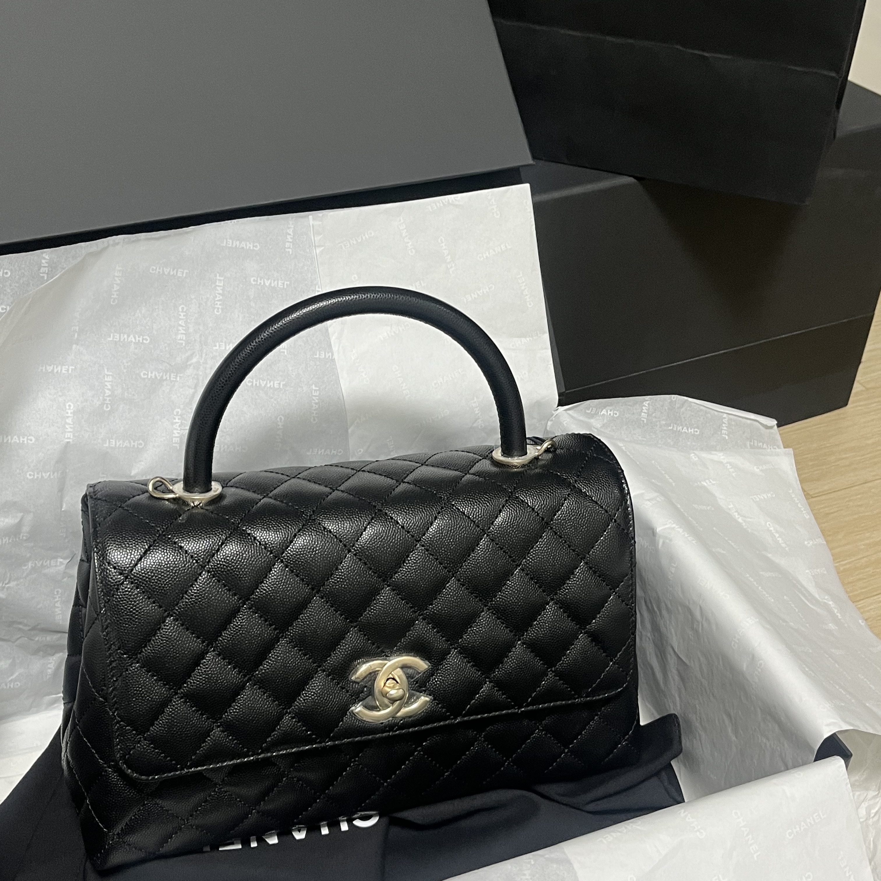 Chanel Large Flap Bag with Top Handle Grained Calfskin & Gold Black 착용 스타일