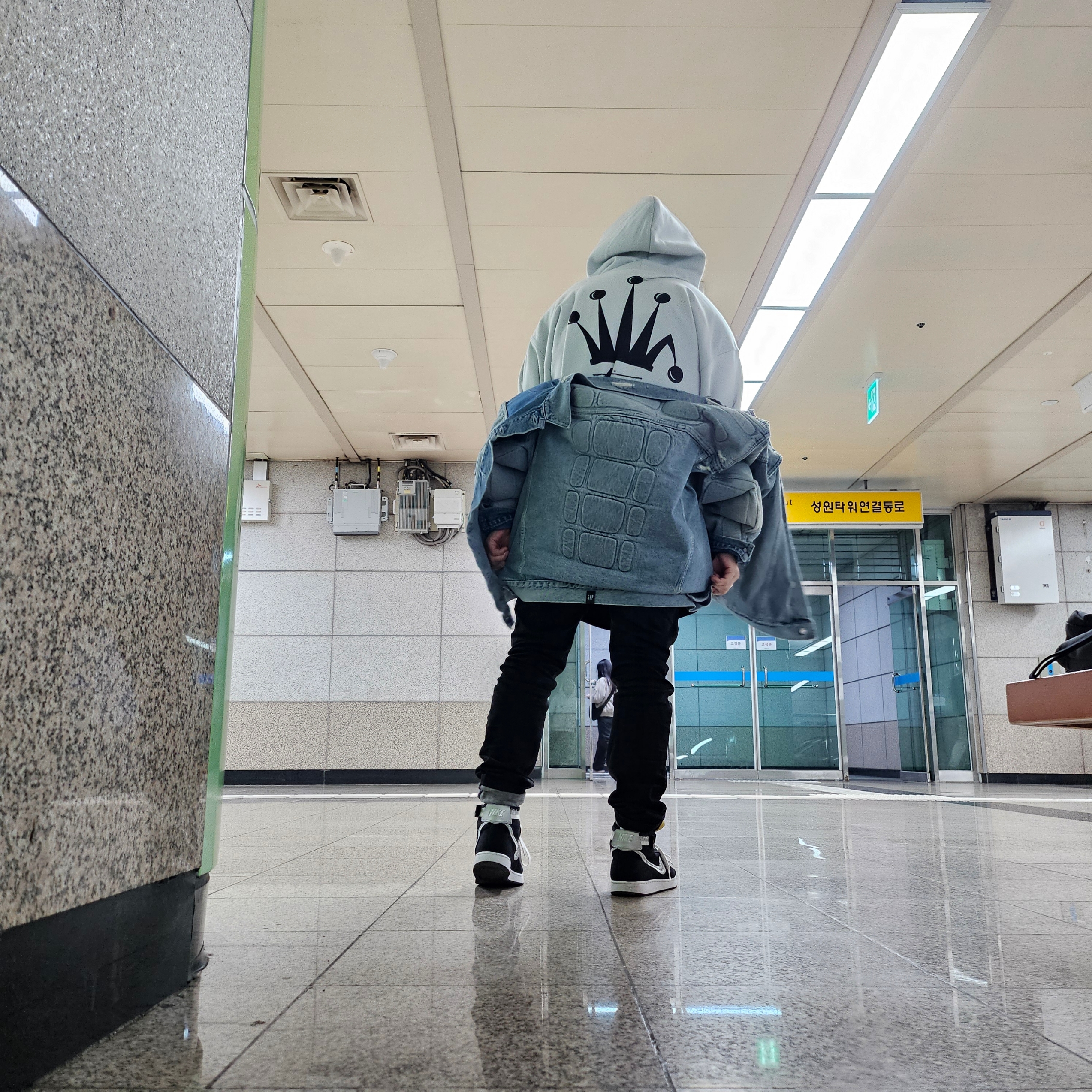 Oakley Eye Jacket Redux Matte Black Frame Prizm Grey Lenses High Bridge Fit, Yeezy Gap Engineered By Balenciaga Padded Denim Jacket Blue 착용 스타일 - 4