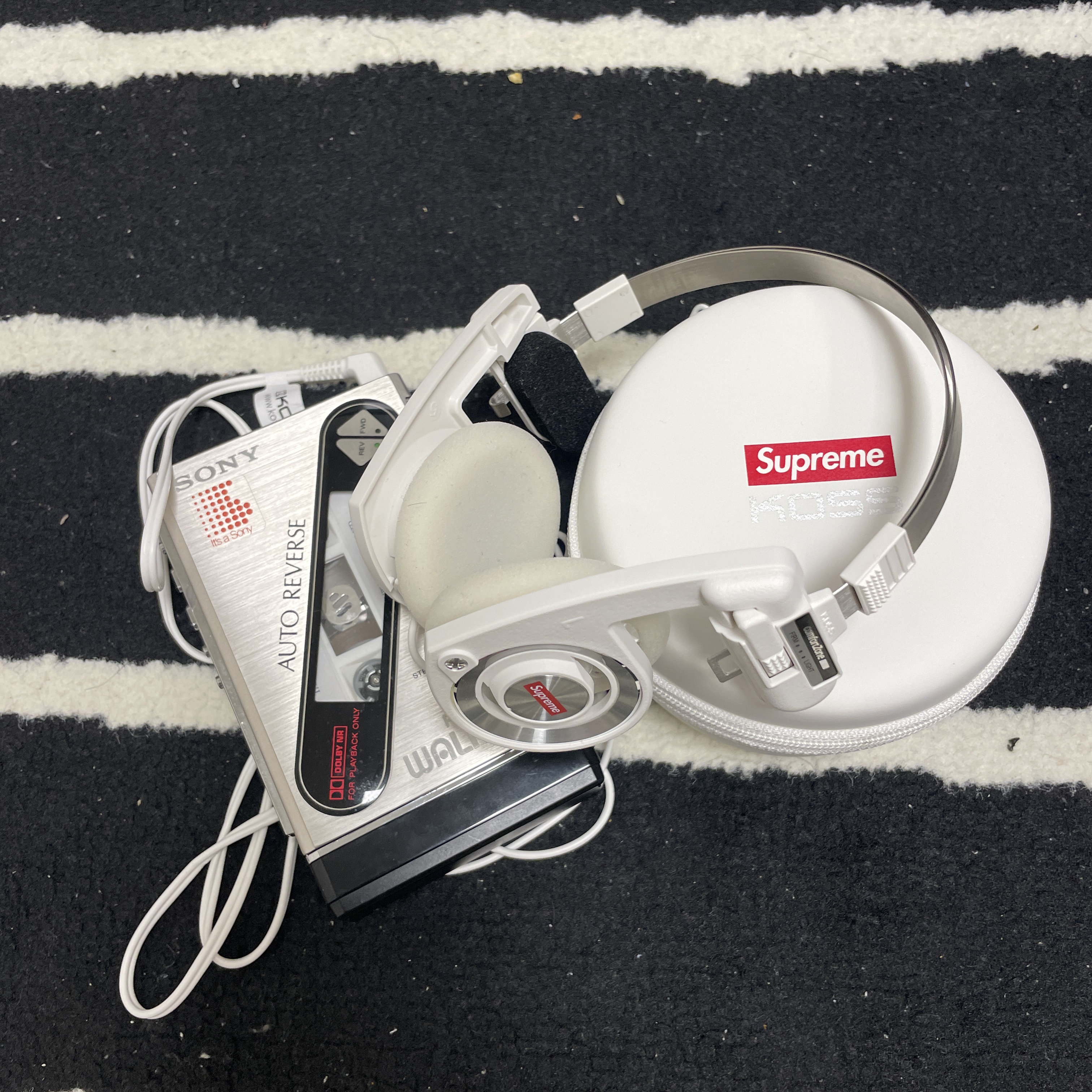 Supreme x Koss Portapro Headphones White - 23FW 착용 스타일 - 2